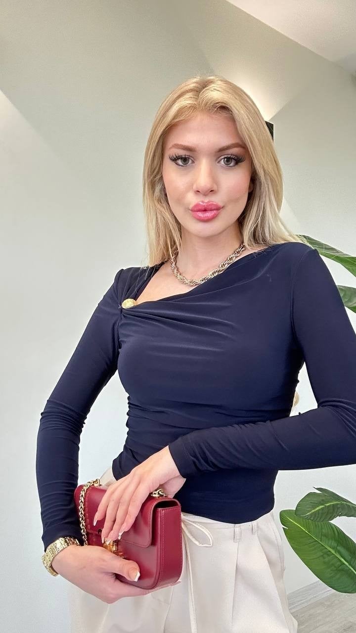 Altın Aksesuar Detaylı Asimetrik Yaka Likralı Bluz-Lacivert