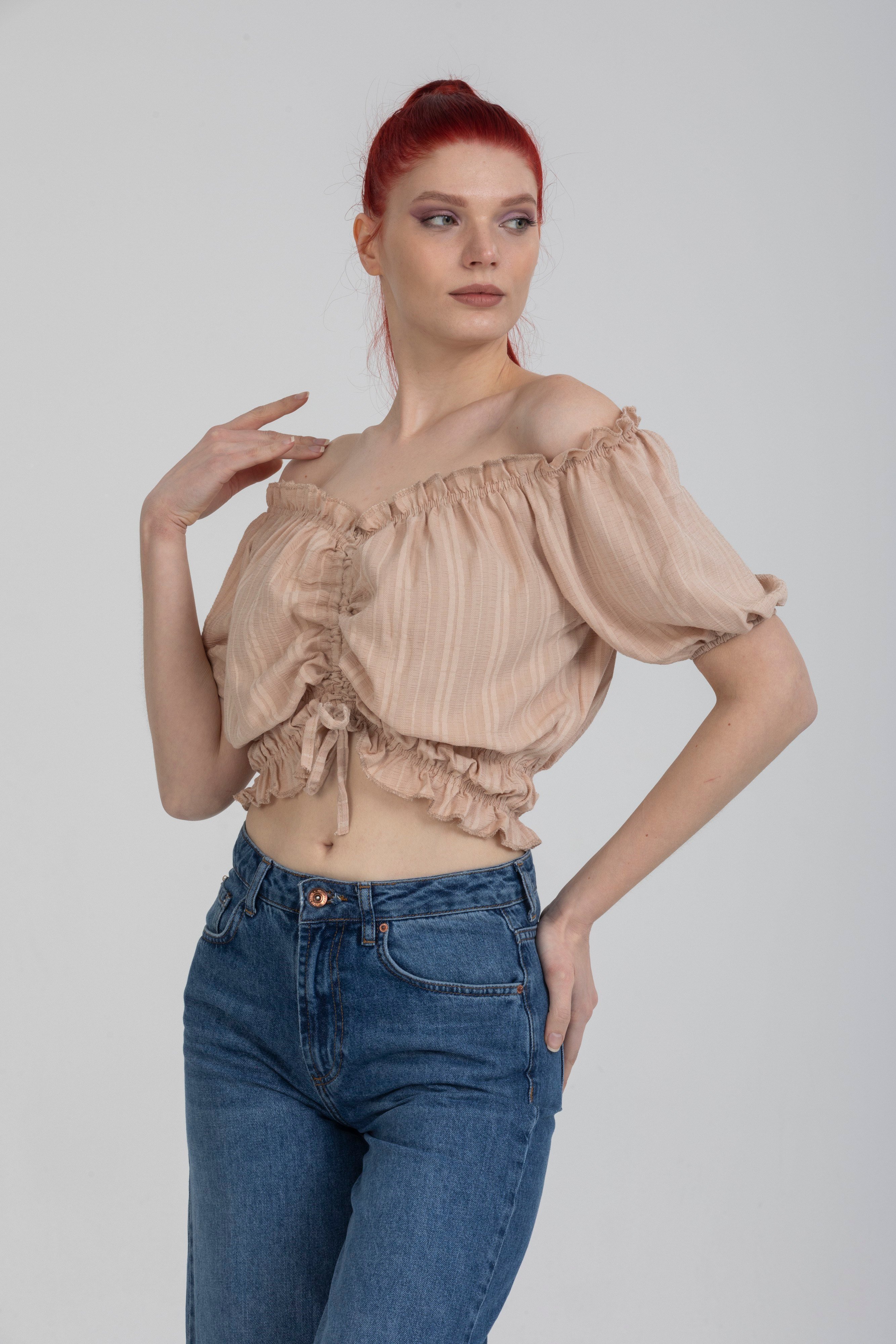 Bej Renk Önü Büzgülü Detaylı Balon Kol Crop Bluz