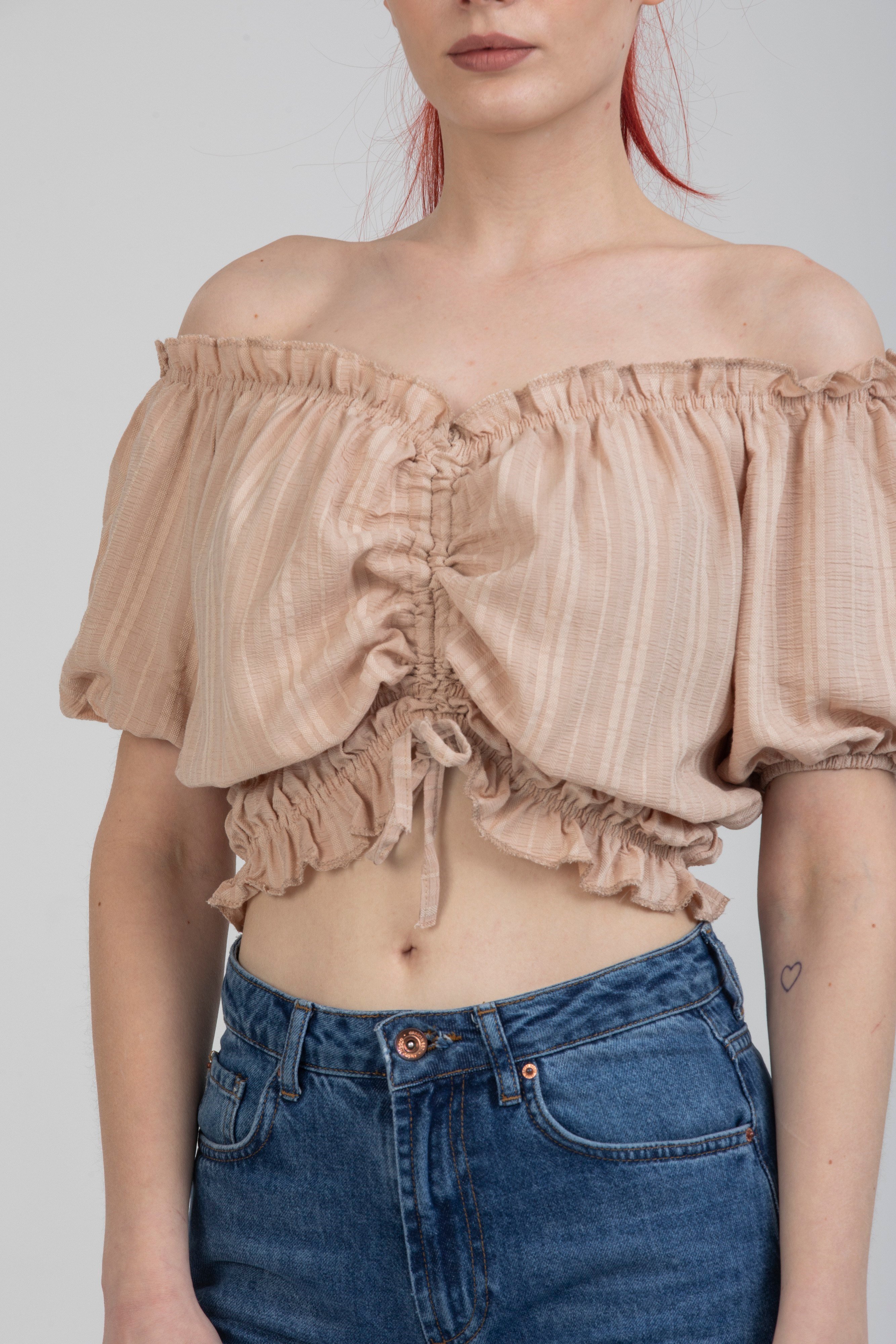 Bej Renk Önü Büzgülü Detaylı Balon Kol Crop Bluz