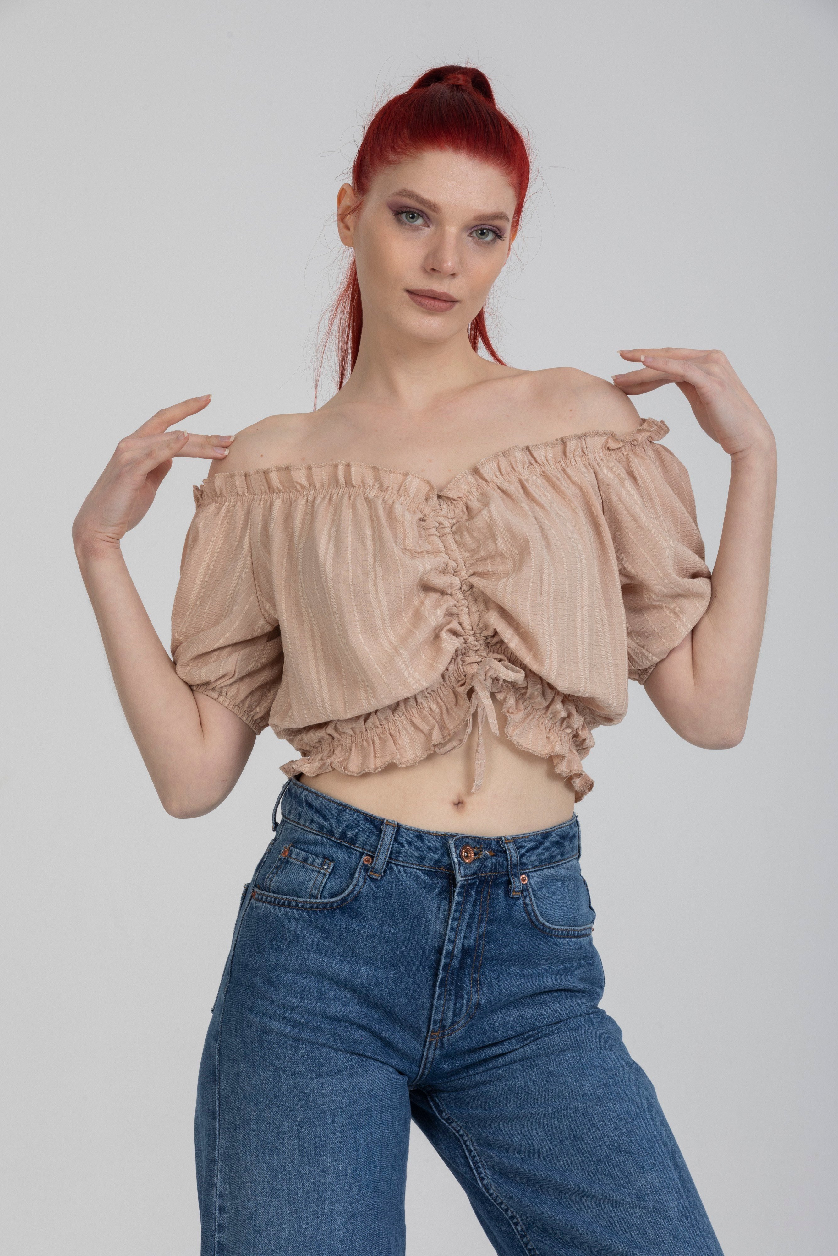 Bej Renk Önü Büzgülü Detaylı Balon Kol Crop Bluz