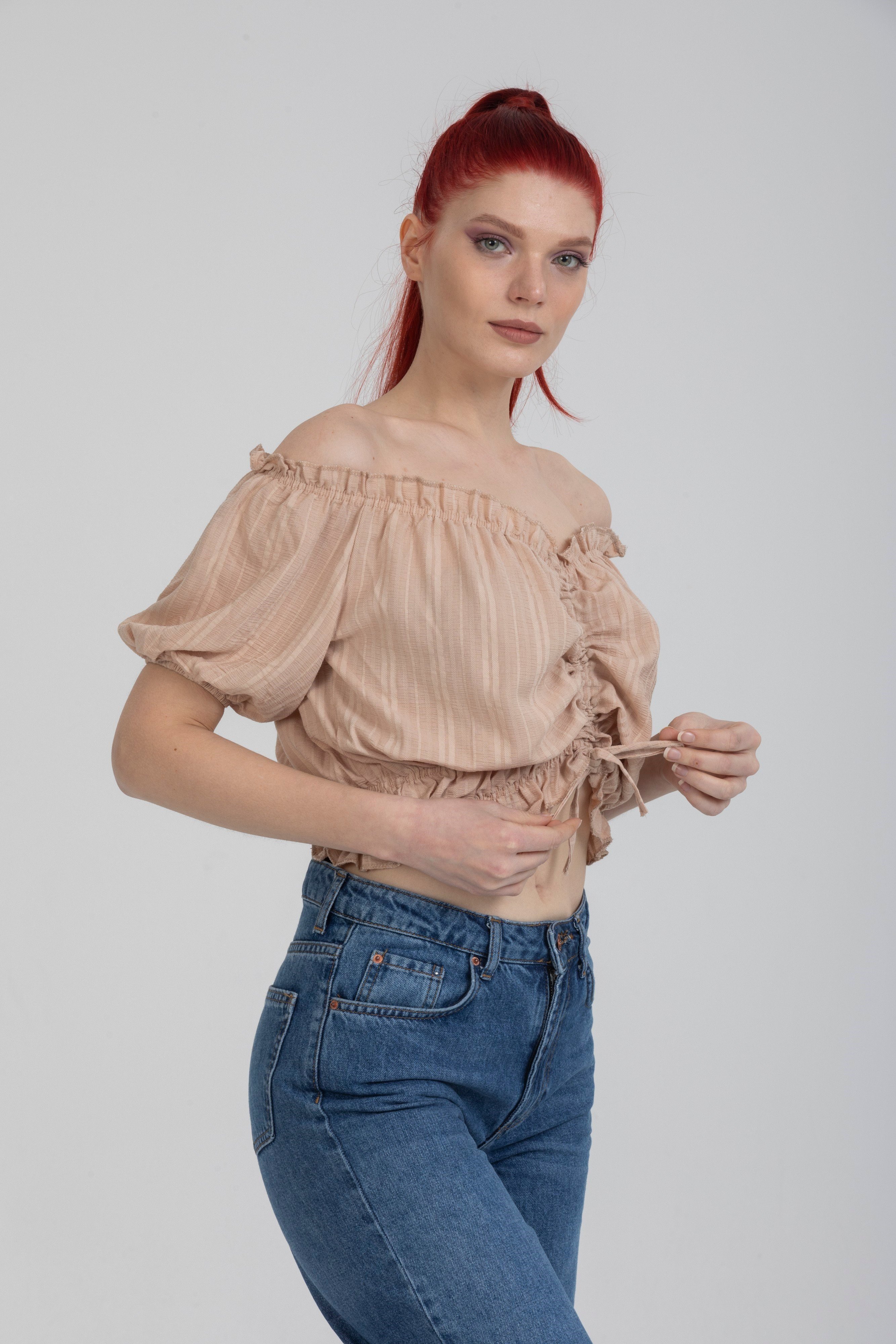 Bej Renk Önü Büzgülü Detaylı Balon Kol Crop Bluz