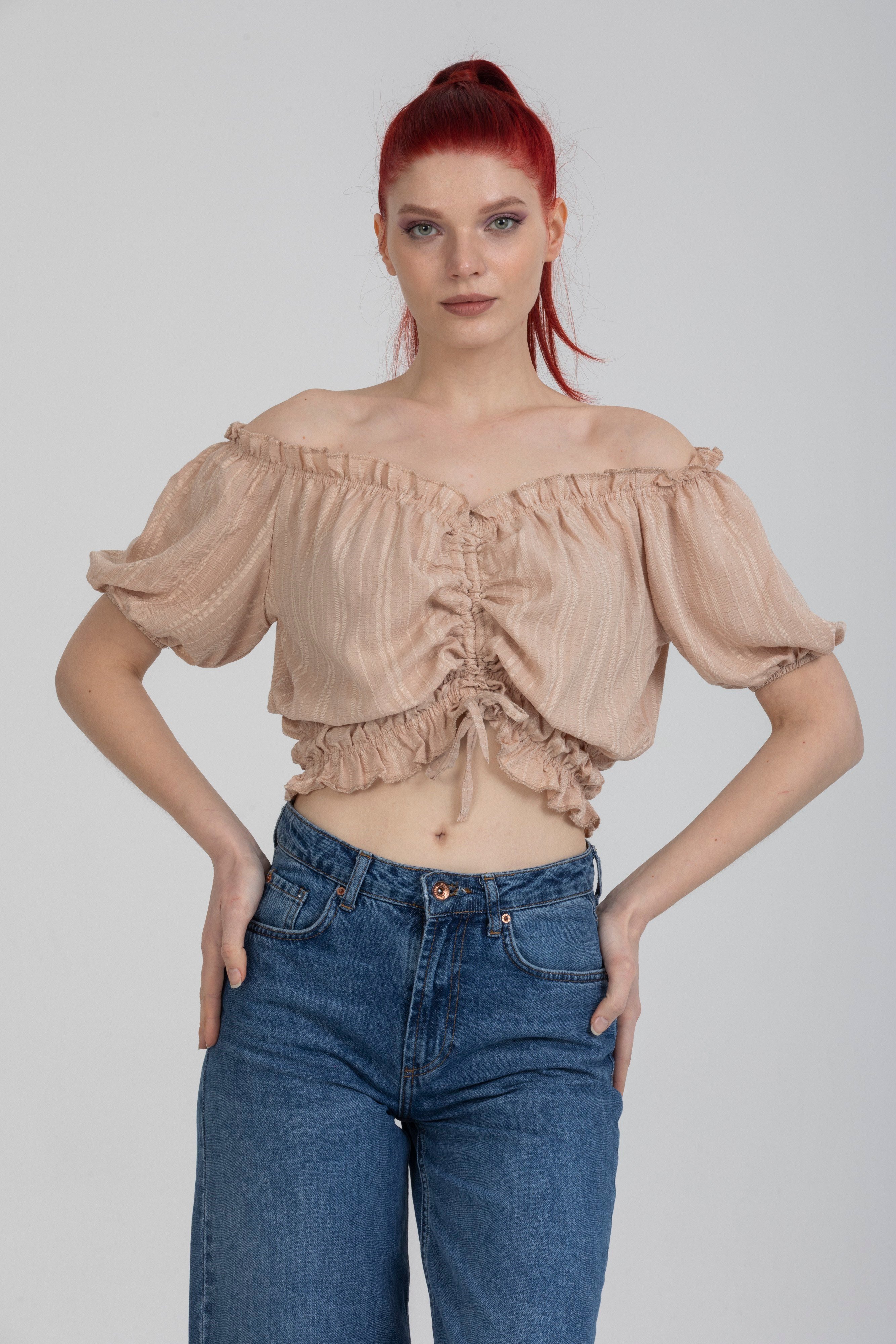 Bej Renk Önü Büzgülü Detaylı Balon Kol Crop Bluz