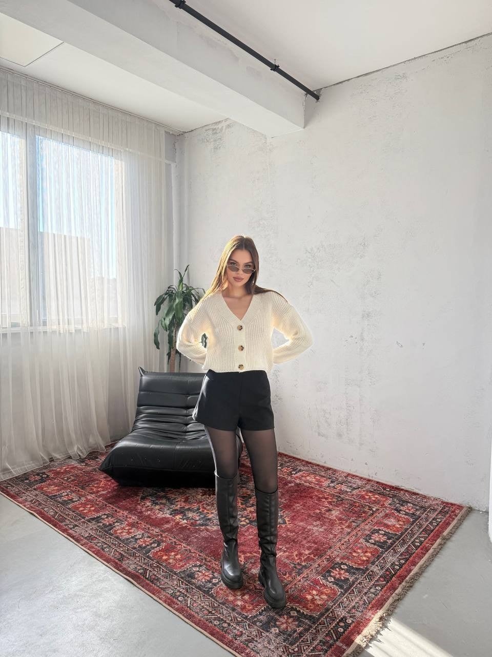Beyaz Düğmeli V Yaka Triko Hırka
