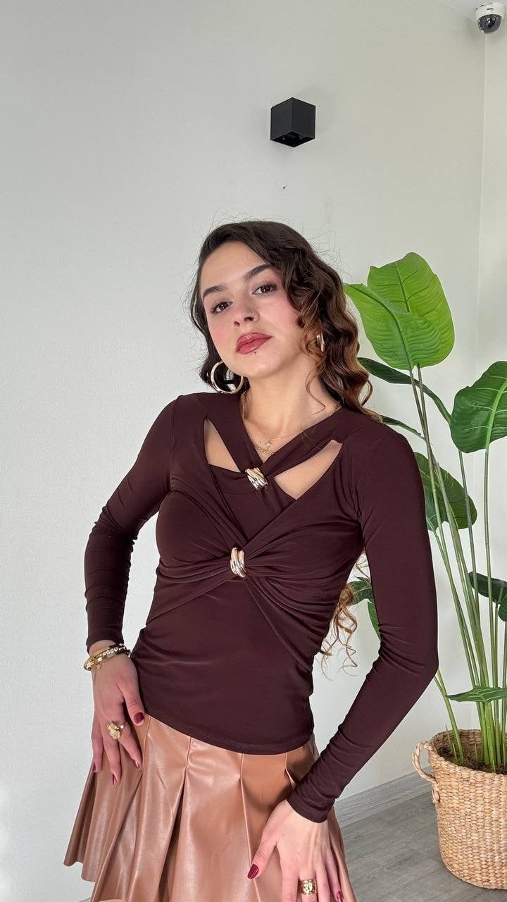 Çapraz Detaylı Metal Aksesuarlı Uzun Kollu Bluz-Kahve