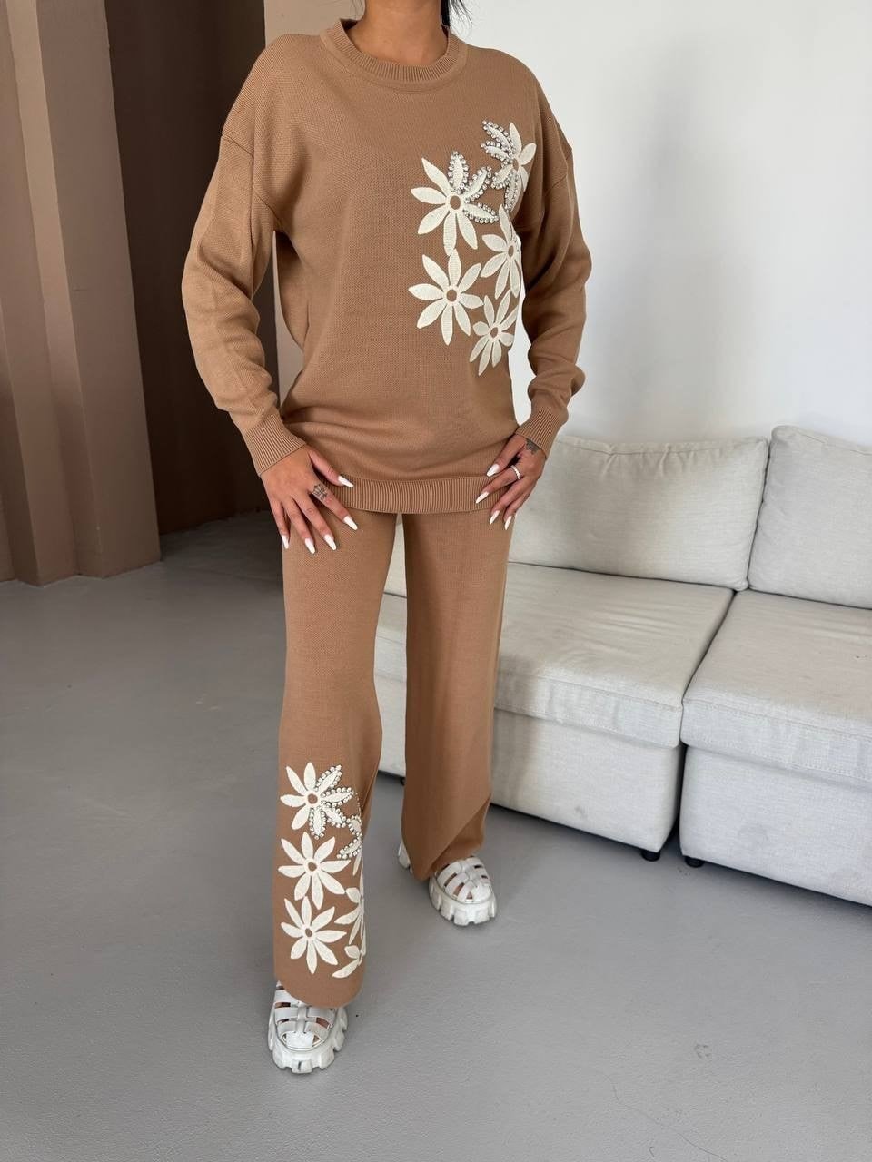 Çiçek Motifli Triko Takım – Yumuşak Dokulu Ve Şık Tasarım