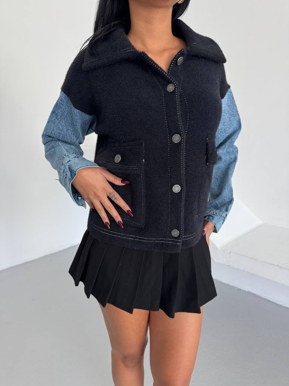 Denim Kol Detaylı Kontrast Ceket – Güçlü Stil, Net Duruş