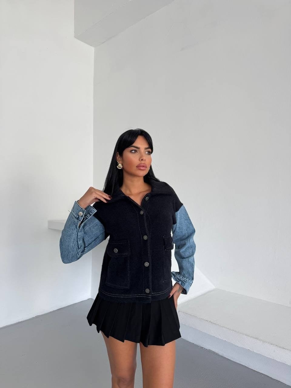 Denim Kol Detaylı Kontrast Ceket – Güçlü Stil, Net Duruş