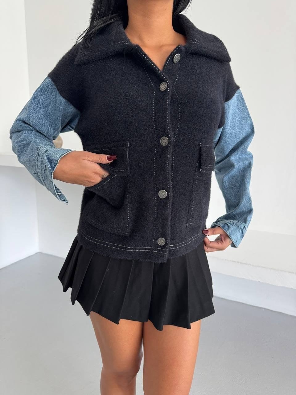 Denim Kol Detaylı Kontrast Ceket – Güçlü Stil, Net Duruş