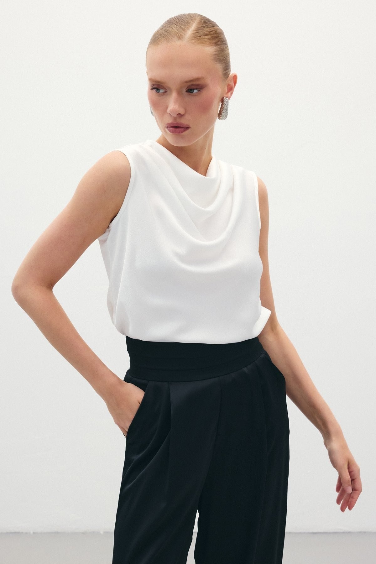 Ekru Degaje Yaka Saten Kadın Bluz – Kolsuz, Sade Ve Sofistike Stil