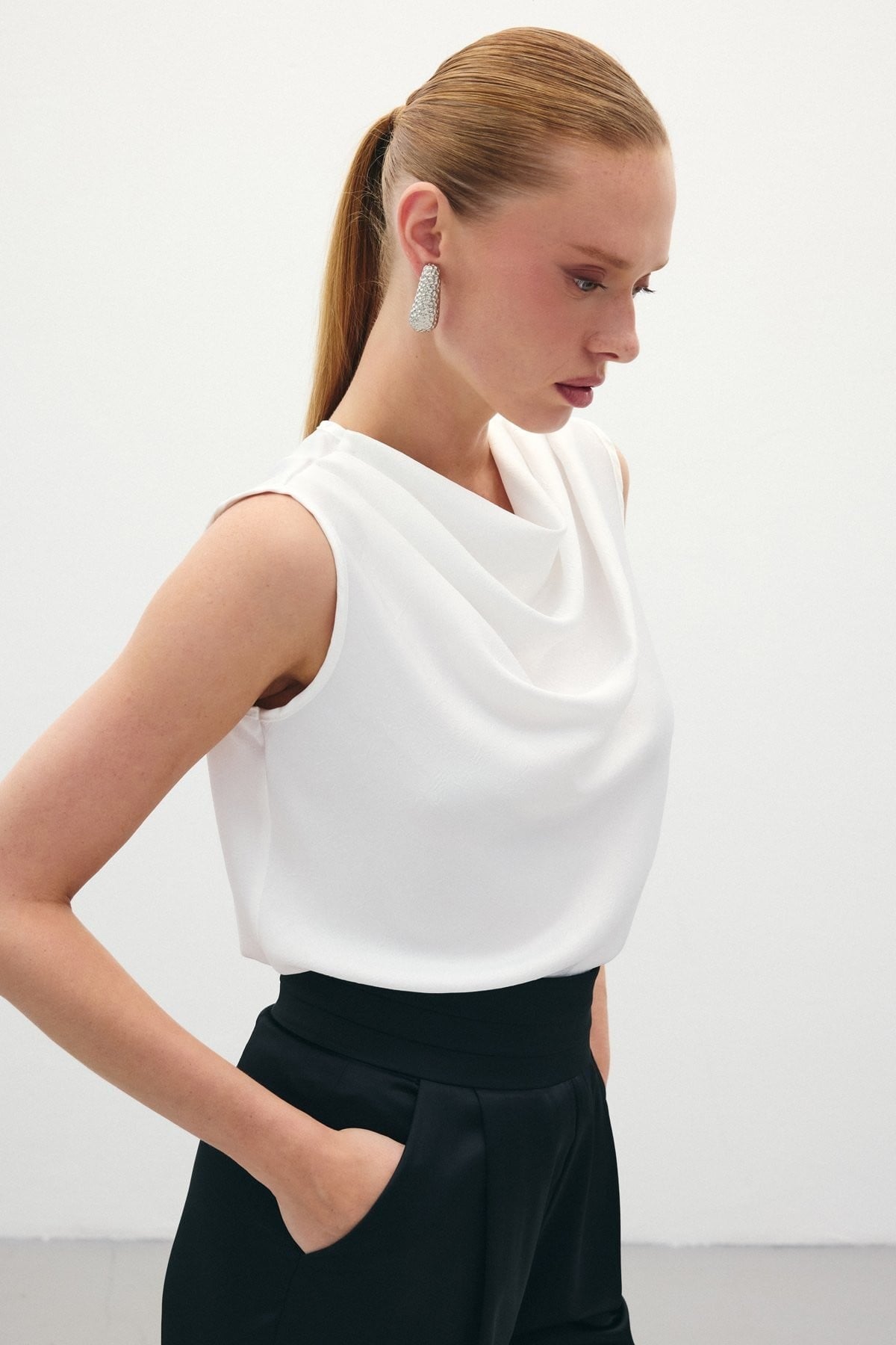 Ekru Degaje Yaka Saten Kadın Bluz – Kolsuz, Sade Ve Sofistike Stil