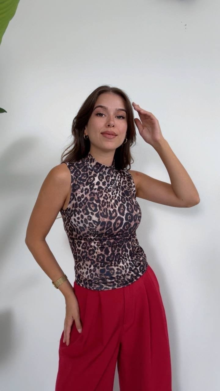 Leopar Desenli Yüksek Yaka Kolsuz Bluz - Cesur Ve Modern