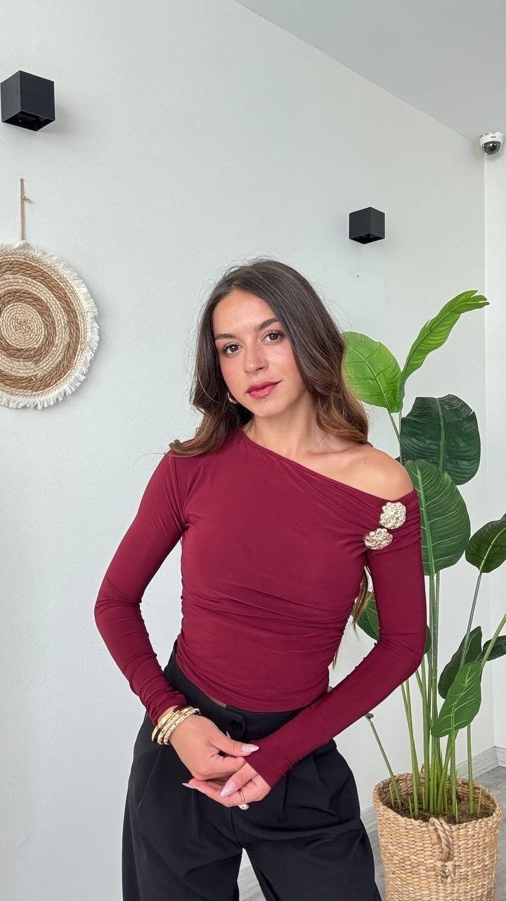 Omuz Aksesuar Detaylı Asimetrik Yaka Bluz – Bordo