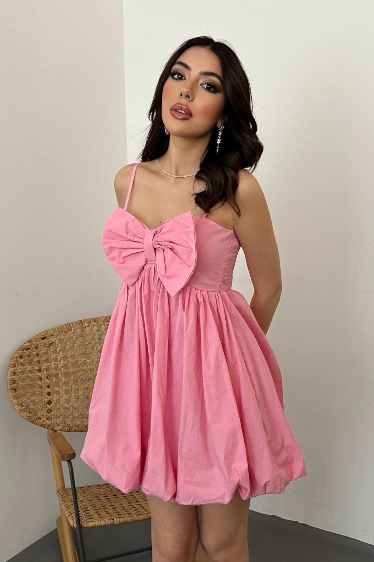 Pembe Önü Fiyonklu Askılı Elbise