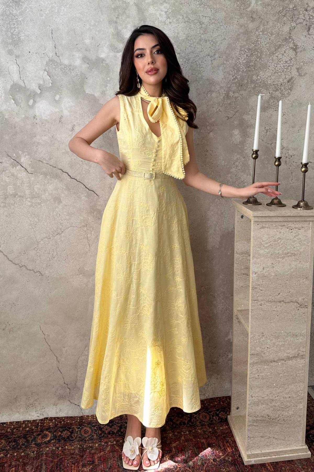 Sarı Brodeli Boynundan Bağlamalı Elbise
