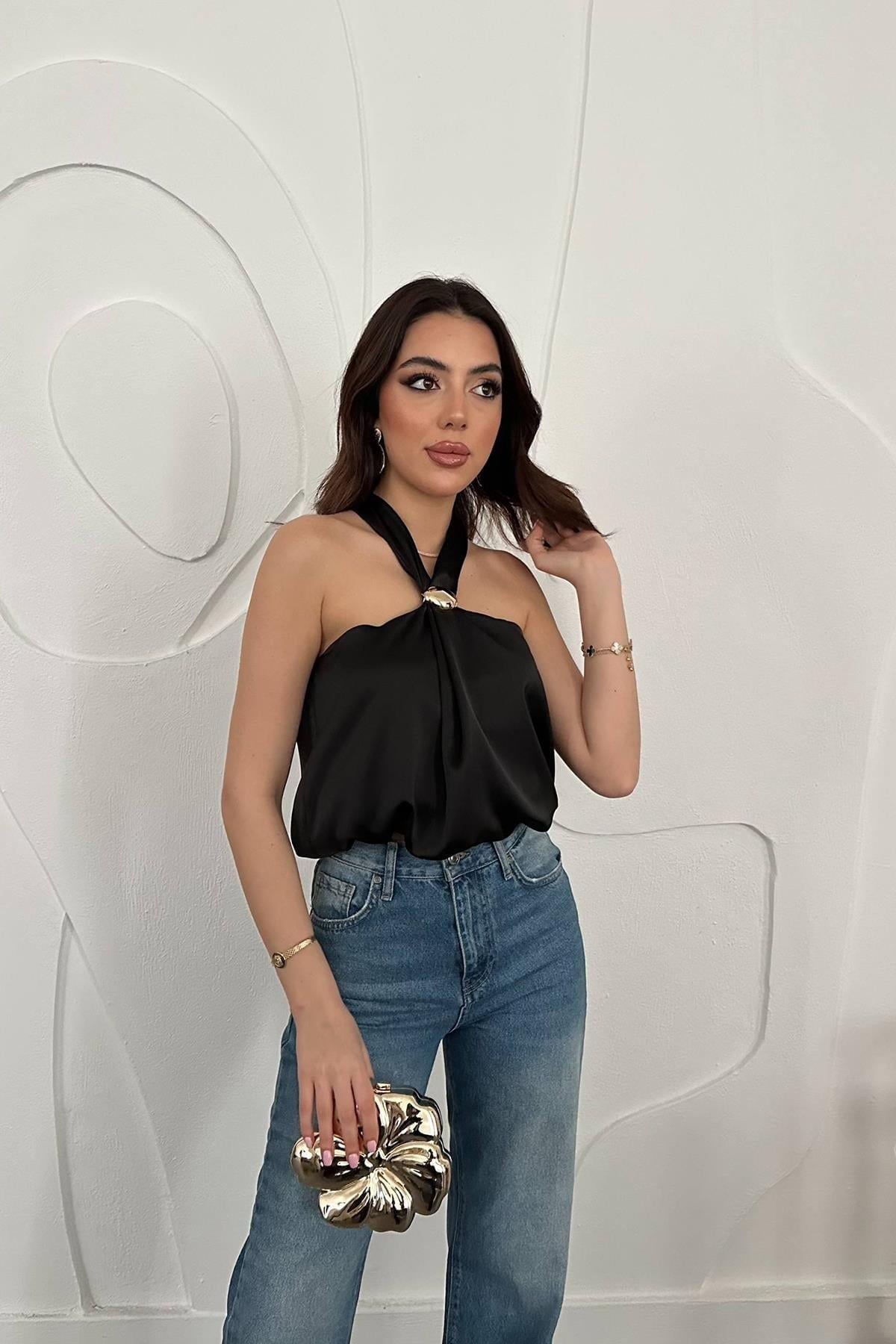 Siyah Toka Detaylı Bluz