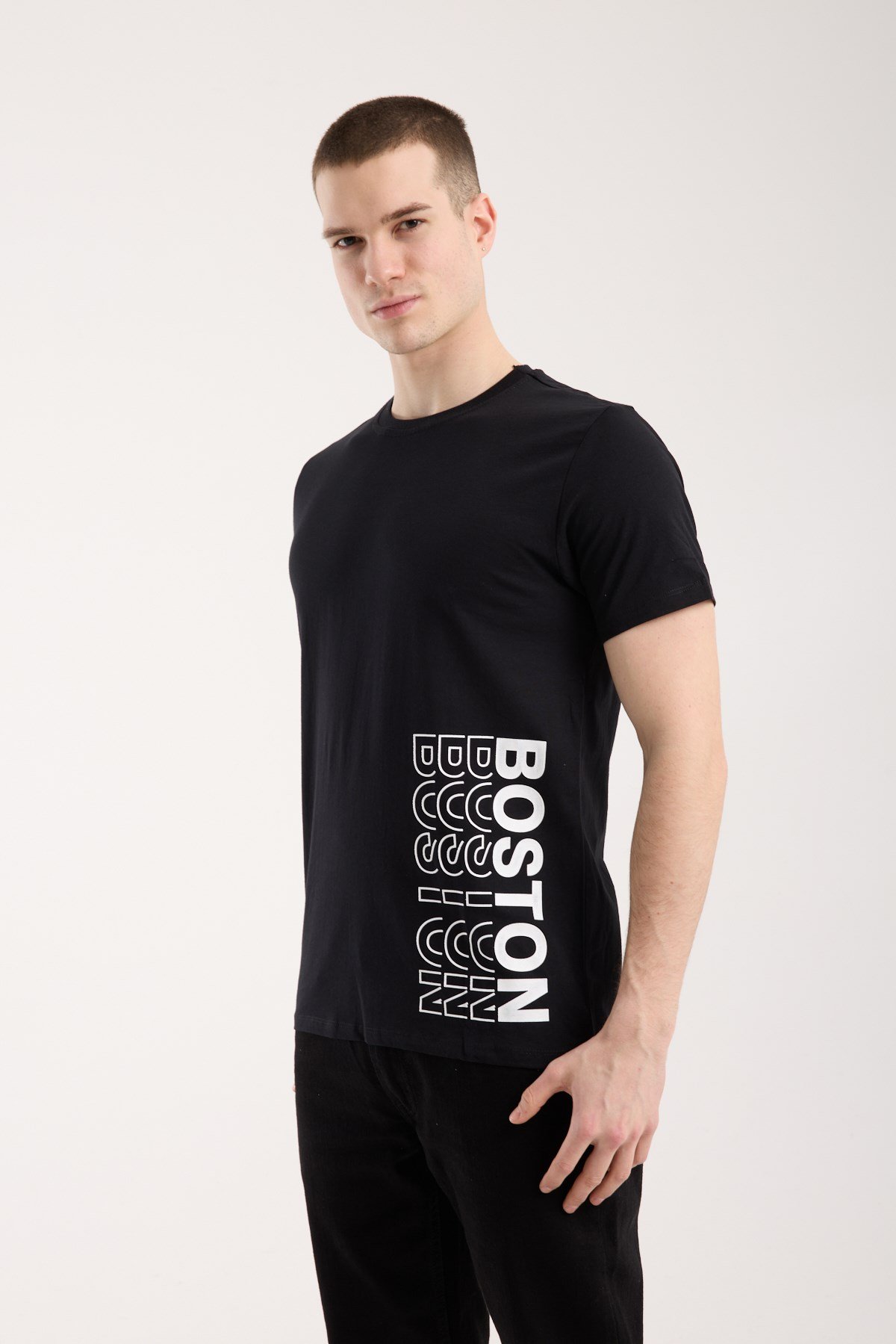 Urban Boston Dikey Baskı Erkek Tişört – Slim Fit, Sokak Stili Günlük T-Shirt
