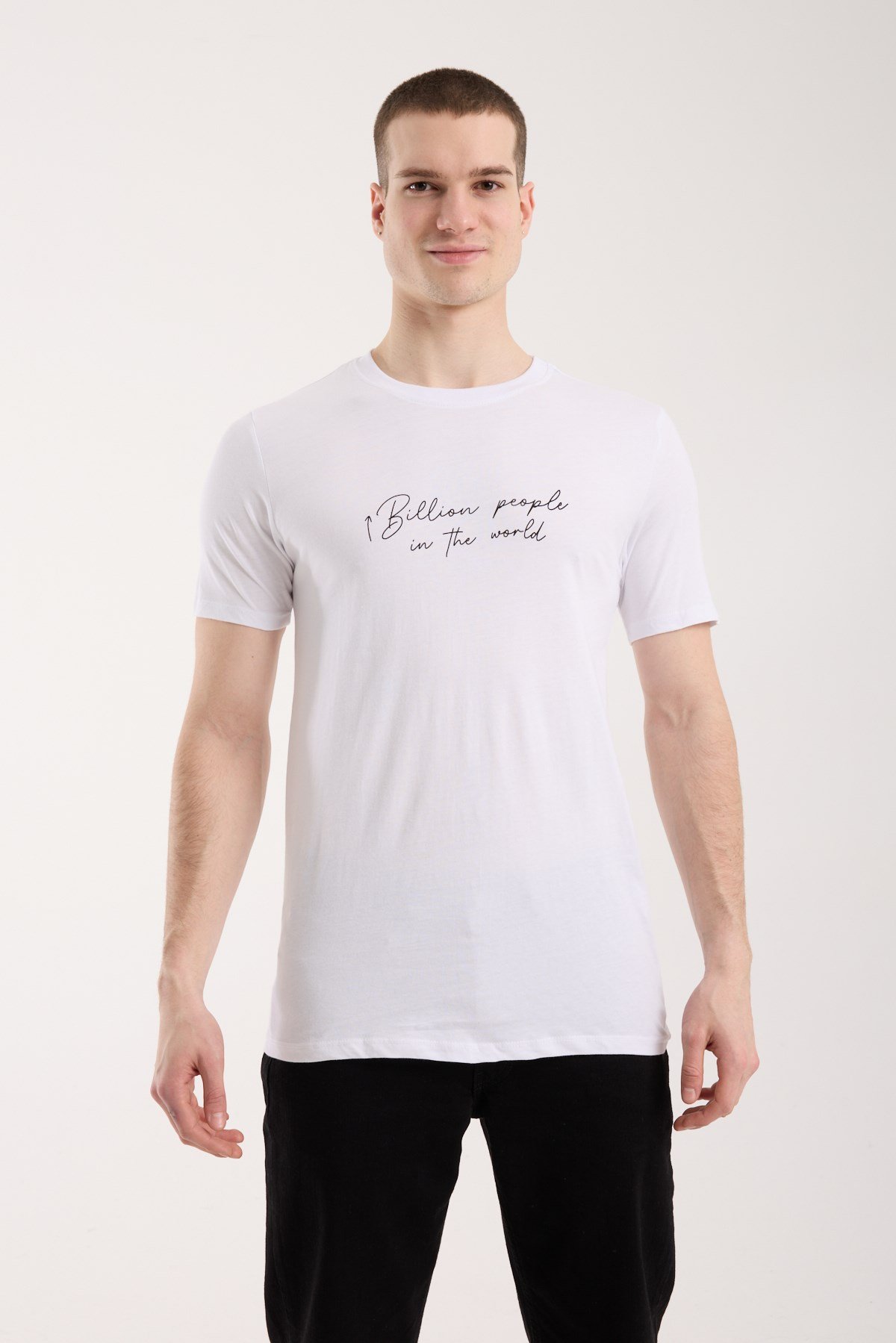 Urban Yazı Detaylı Erkek T-Shirt – Minimal Street Stil, Günlük Kullanım