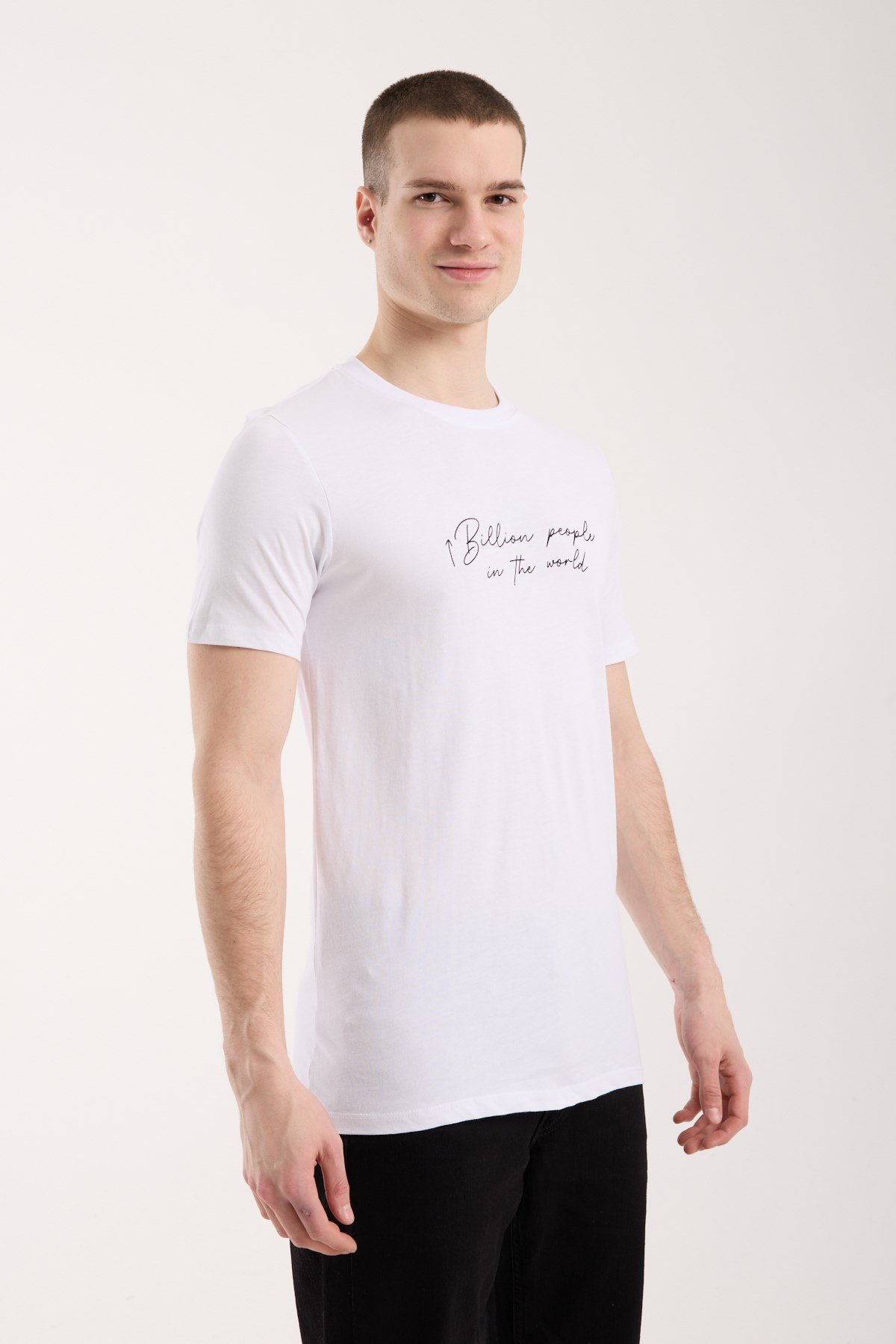 Urban Yazı Detaylı Erkek T-Shirt – Minimal Street Stil, Günlük Kullanım