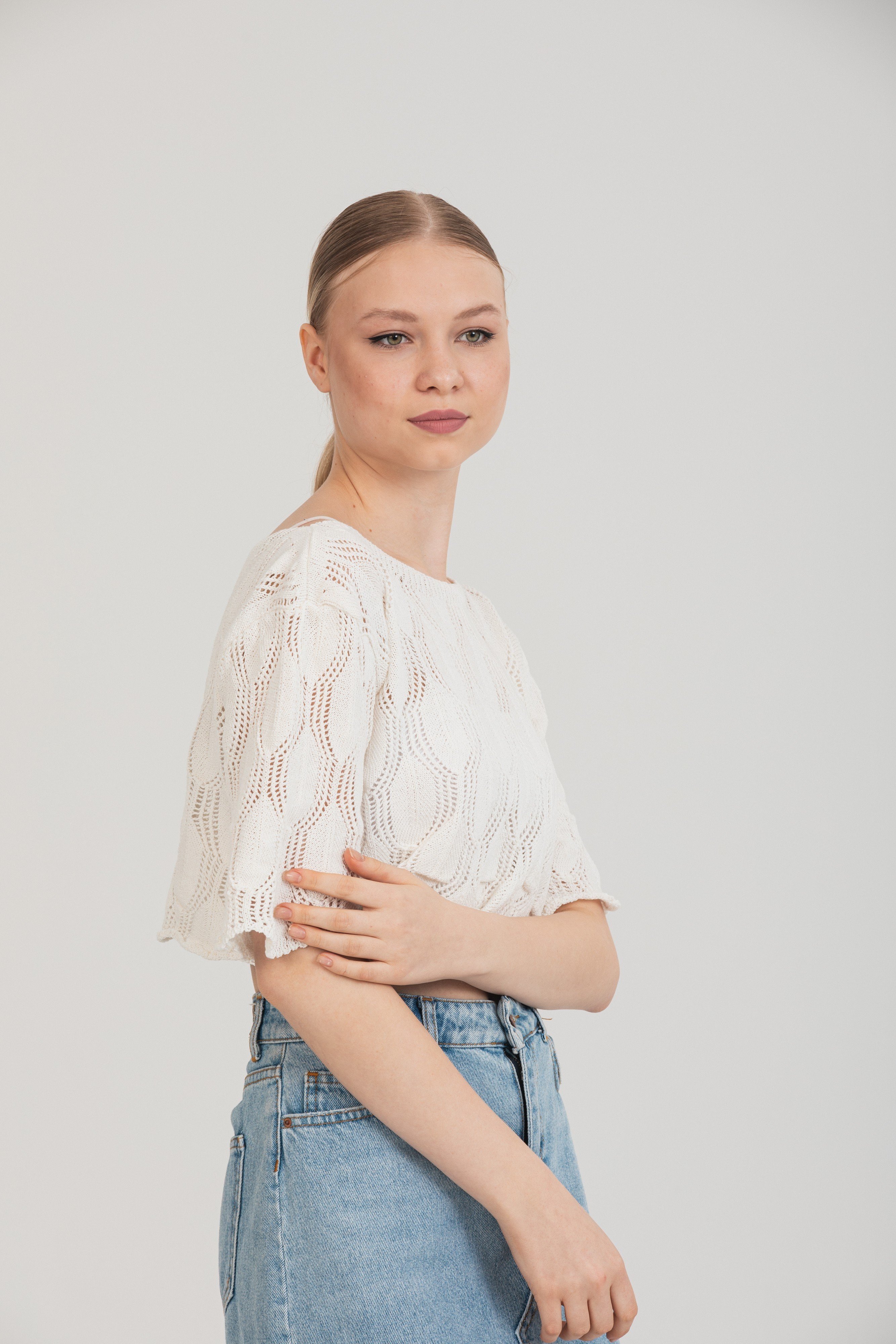 Zarif Ajurlu Dokulu Beyaz Crop Triko Bluz – Standart Beden