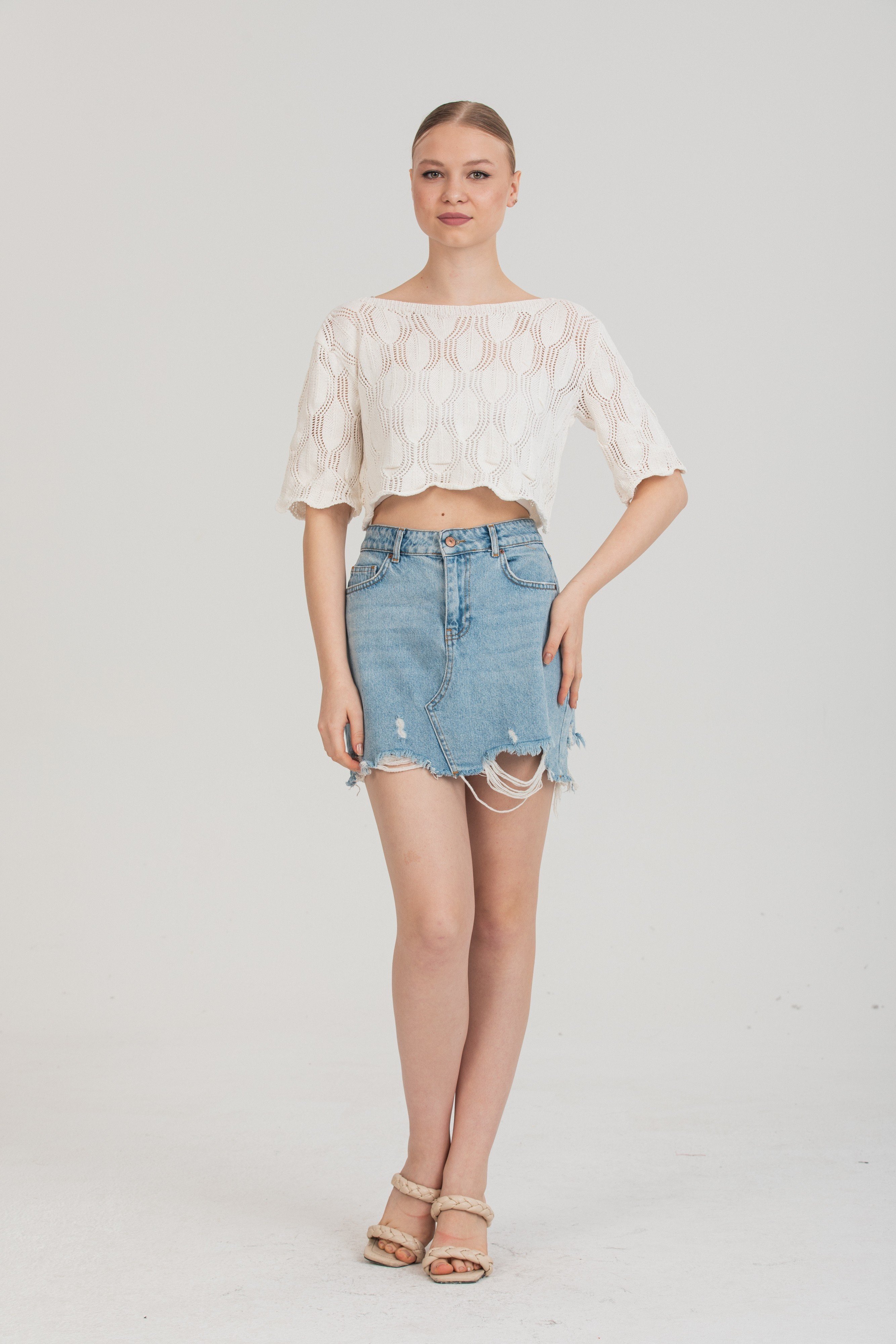 Zarif Ajurlu Dokulu Beyaz Crop Triko Bluz – Standart Beden