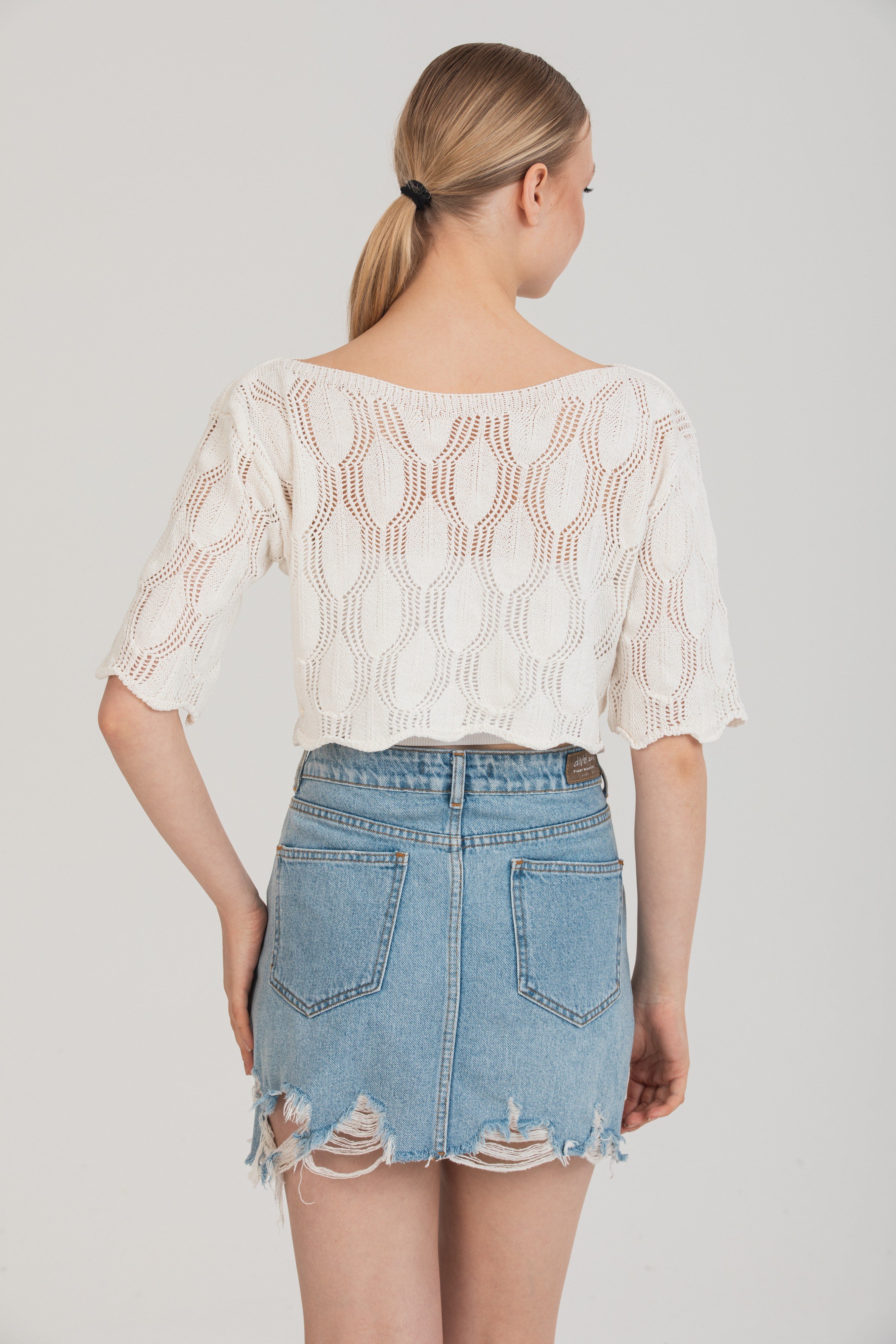 Zarif Ajurlu Dokulu Beyaz Crop Triko Bluz – Standart Beden