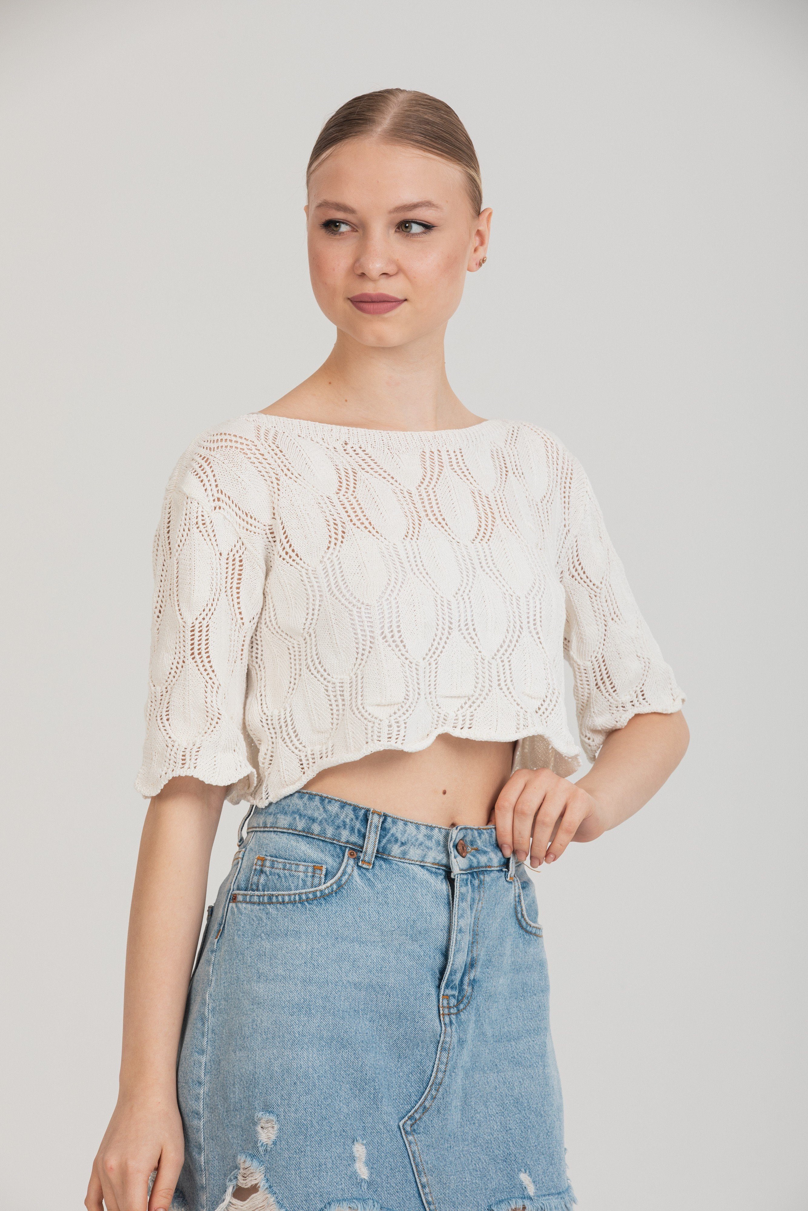 Zarif Ajurlu Dokulu Beyaz Crop Triko Bluz – Standart Beden