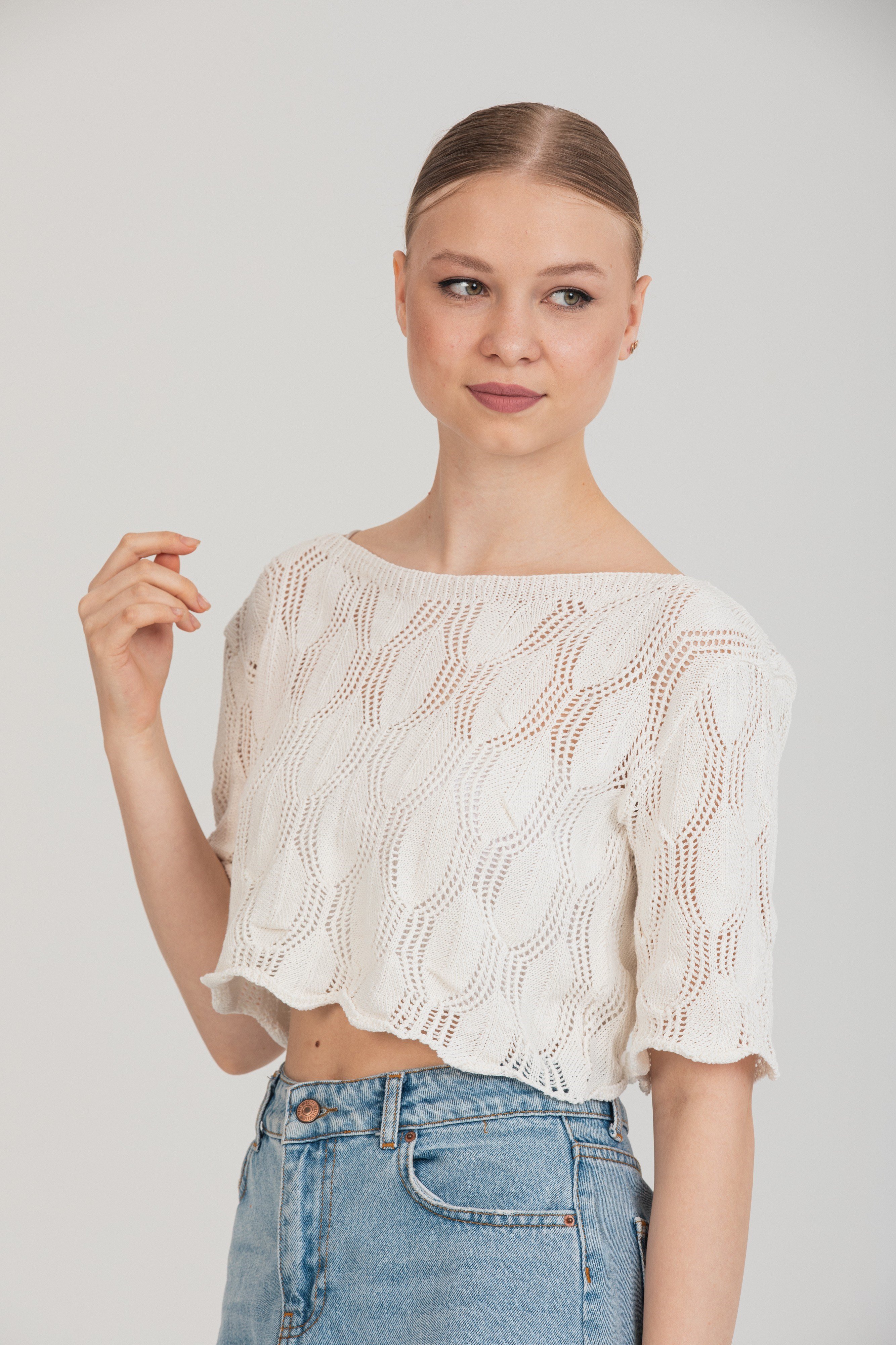 Zarif Ajurlu Dokulu Beyaz Crop Triko Bluz – Standart Beden