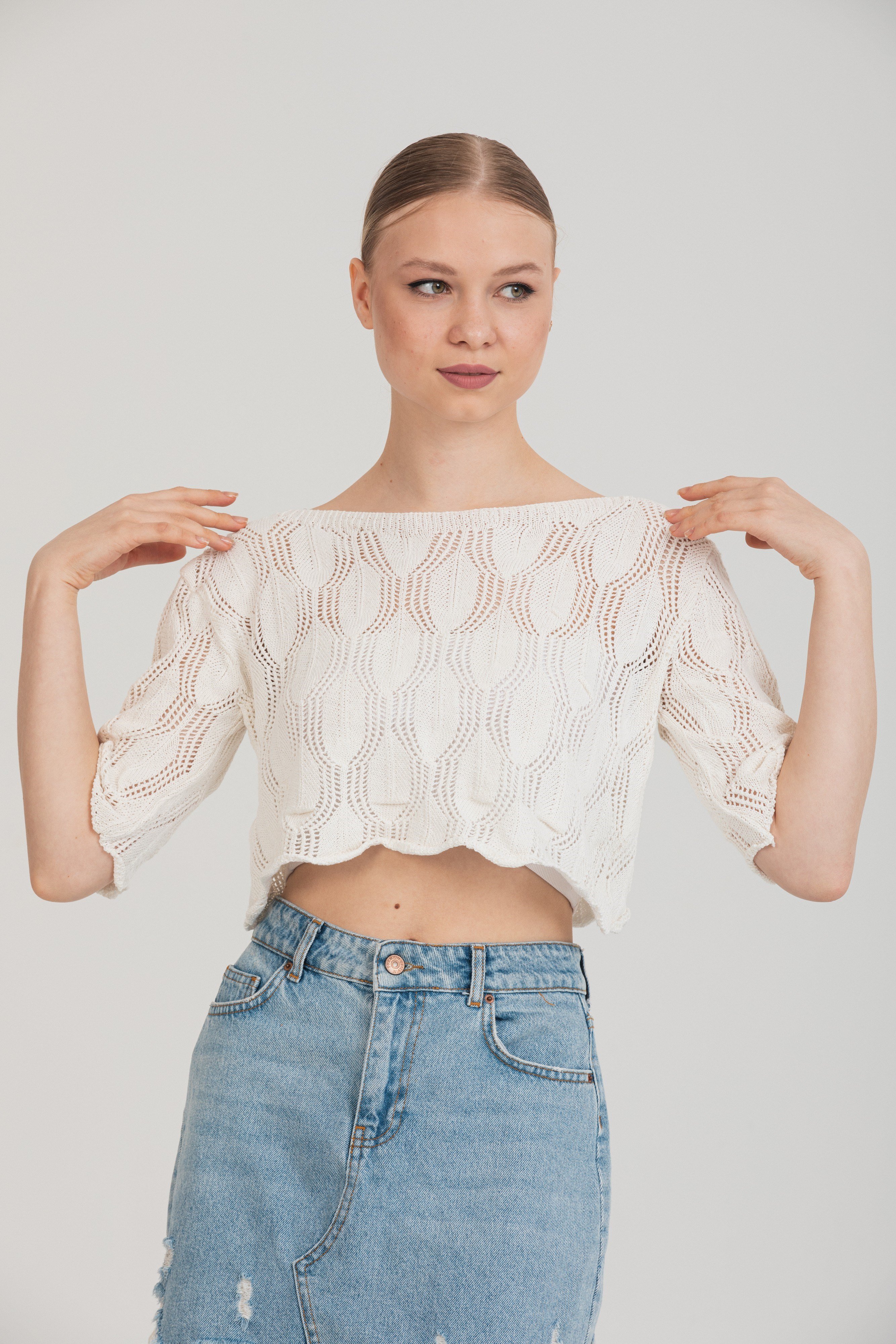 Zarif Ajurlu Dokulu Beyaz Crop Triko Bluz – Standart Beden