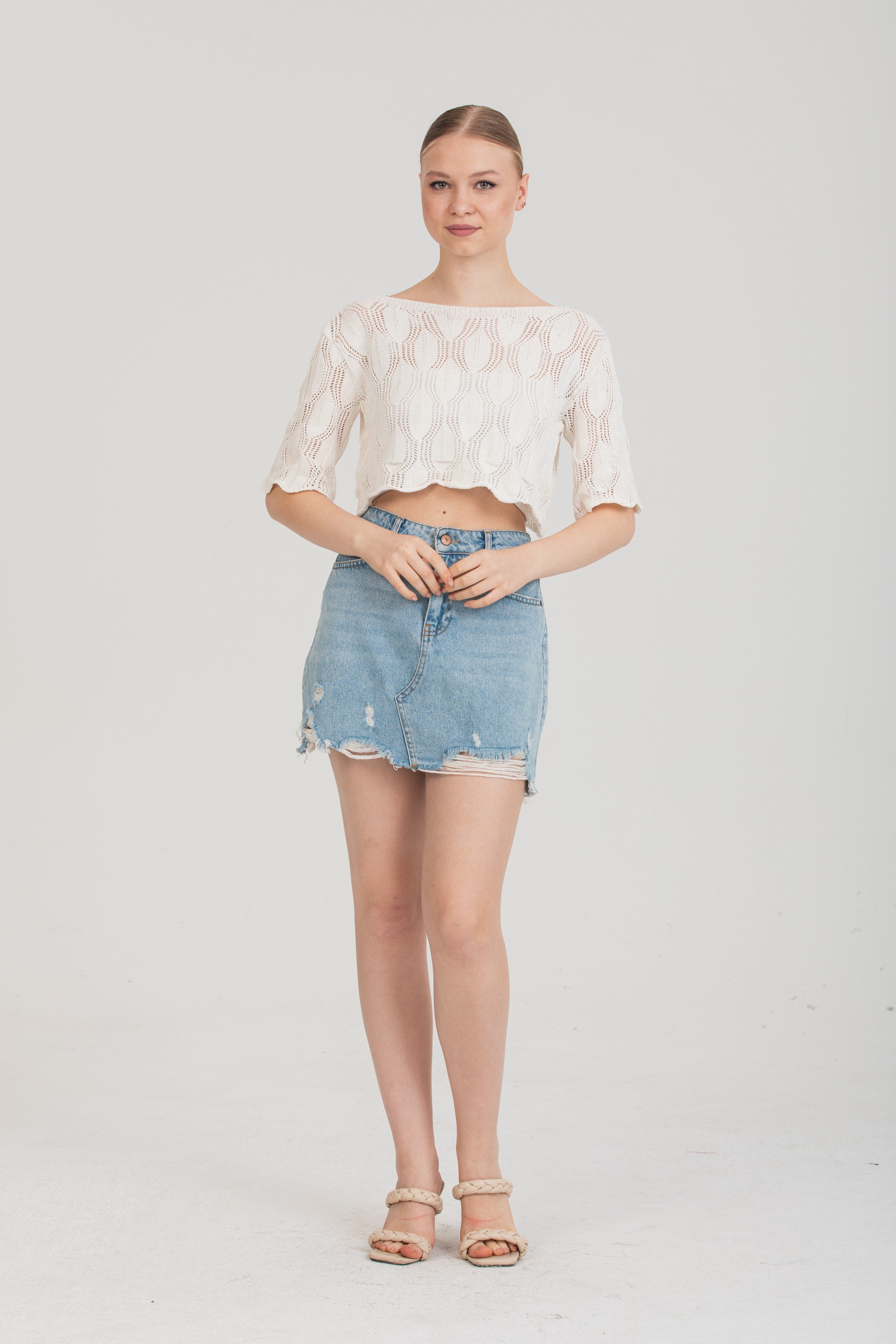 Zarif Ajurlu Dokulu Beyaz Crop Triko Bluz – Standart Beden