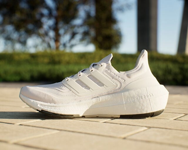 ADIDAS ULTRABOOST LIGHT Erkek Koşu Ayakkabısı GY9350 Beyaz