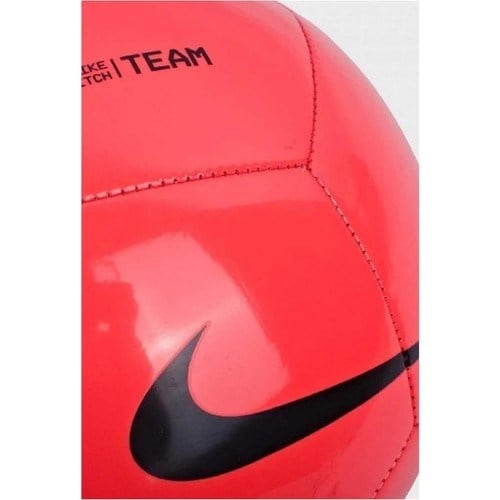 Nike DH9796-635 Pitch Team Futbol Topu 5 Numara Kırmızı Renkli Zemin İçin Dayanıklı Özellikler