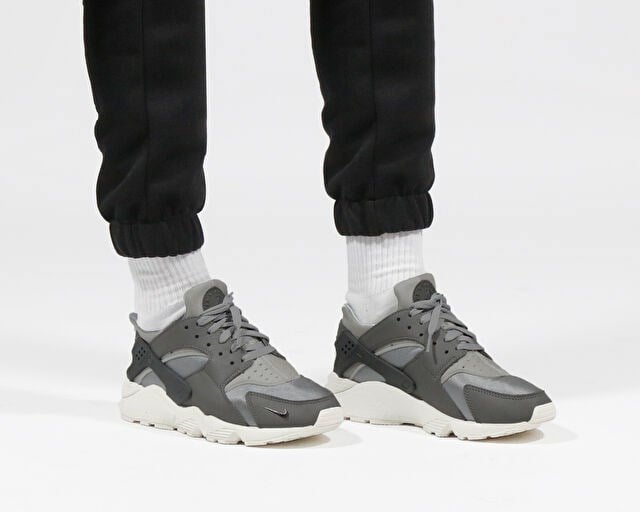NIKE NIKE AIR HUARACHE Erkek Günlük Ayakkabı FB8988-001 Gri