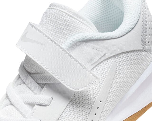NIKE OMNI MULTI-COURT Çocuk Indoor/Salon Ayakkabısı DM9026-105 Beyaz