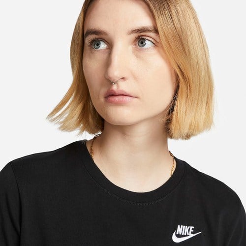 Nike Sportswear Club Essentials Kadın Siyah Yuvarlak Yaka Tişört