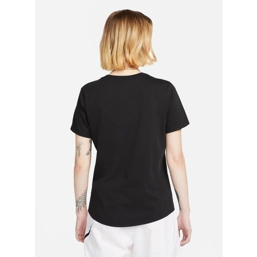 Nike Sportswear Club Essentials Tişört DX7902-010