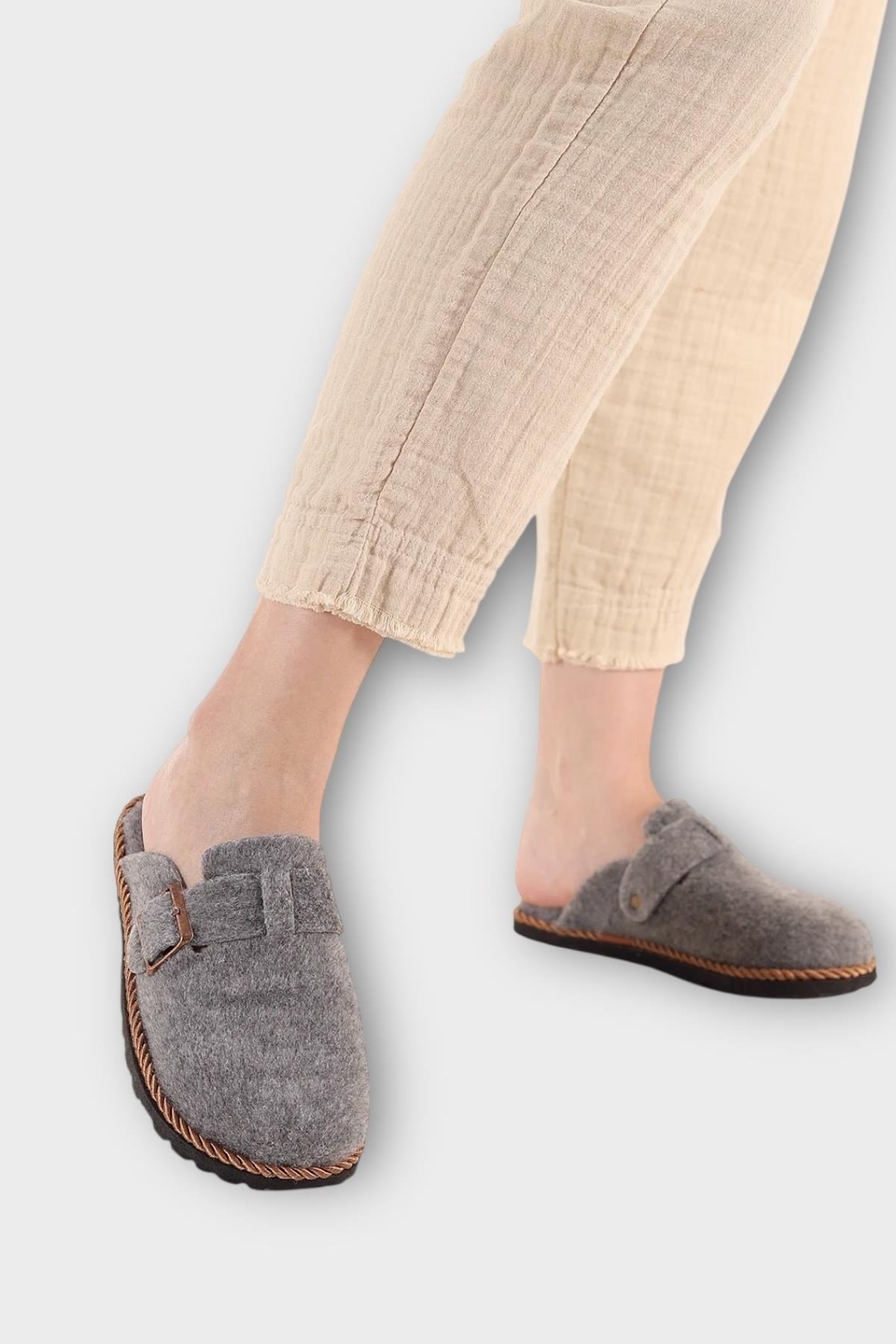 Unisex Tokalı Keçe Kumaşlı Ev Terliği GRİ