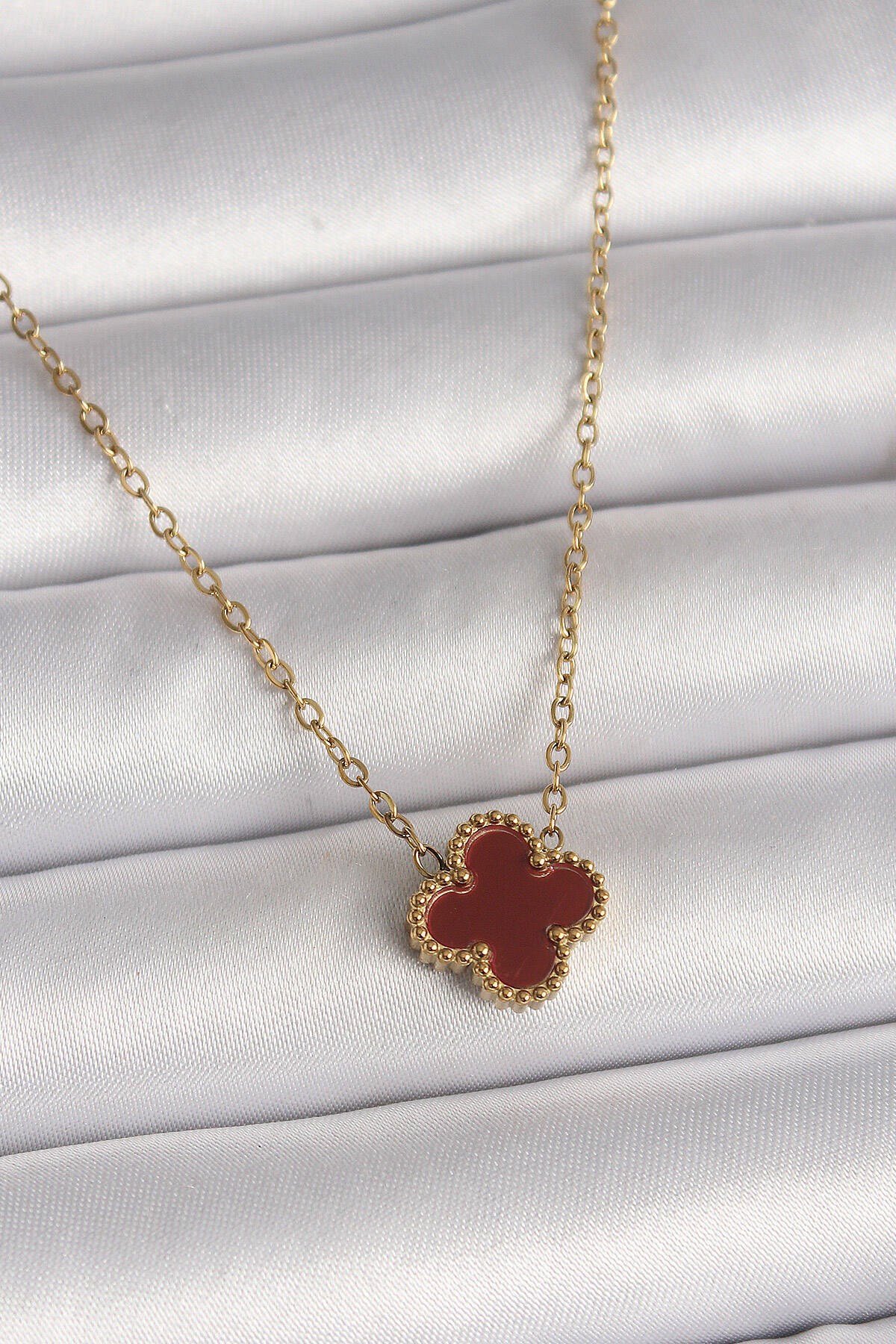 ® 316L Çelik Gold Renk Bordo Yonca Model Kadın Kolye