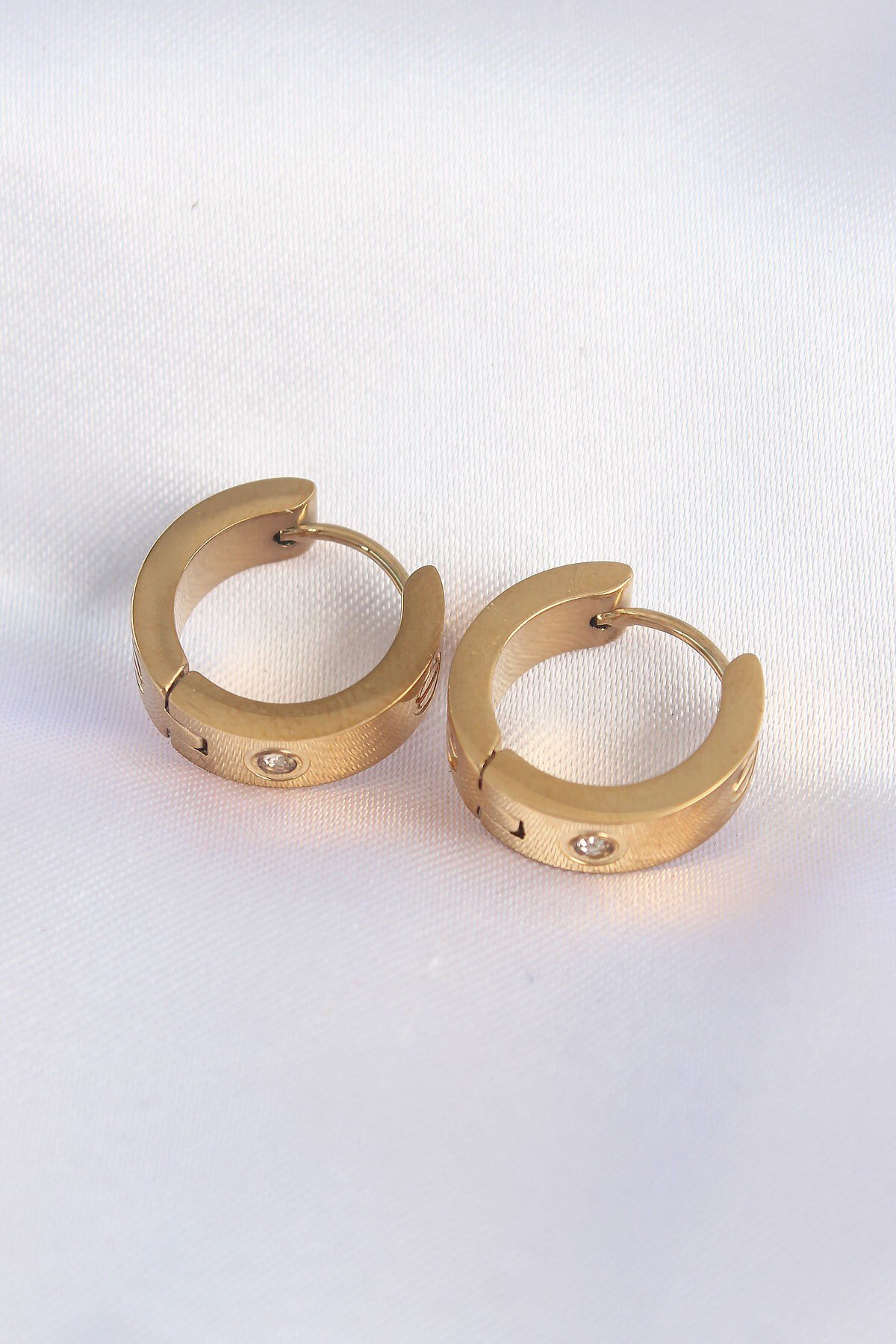 316L Çelik Gold Renk Zirkon Taşlı Minimal Model Halka Küpe