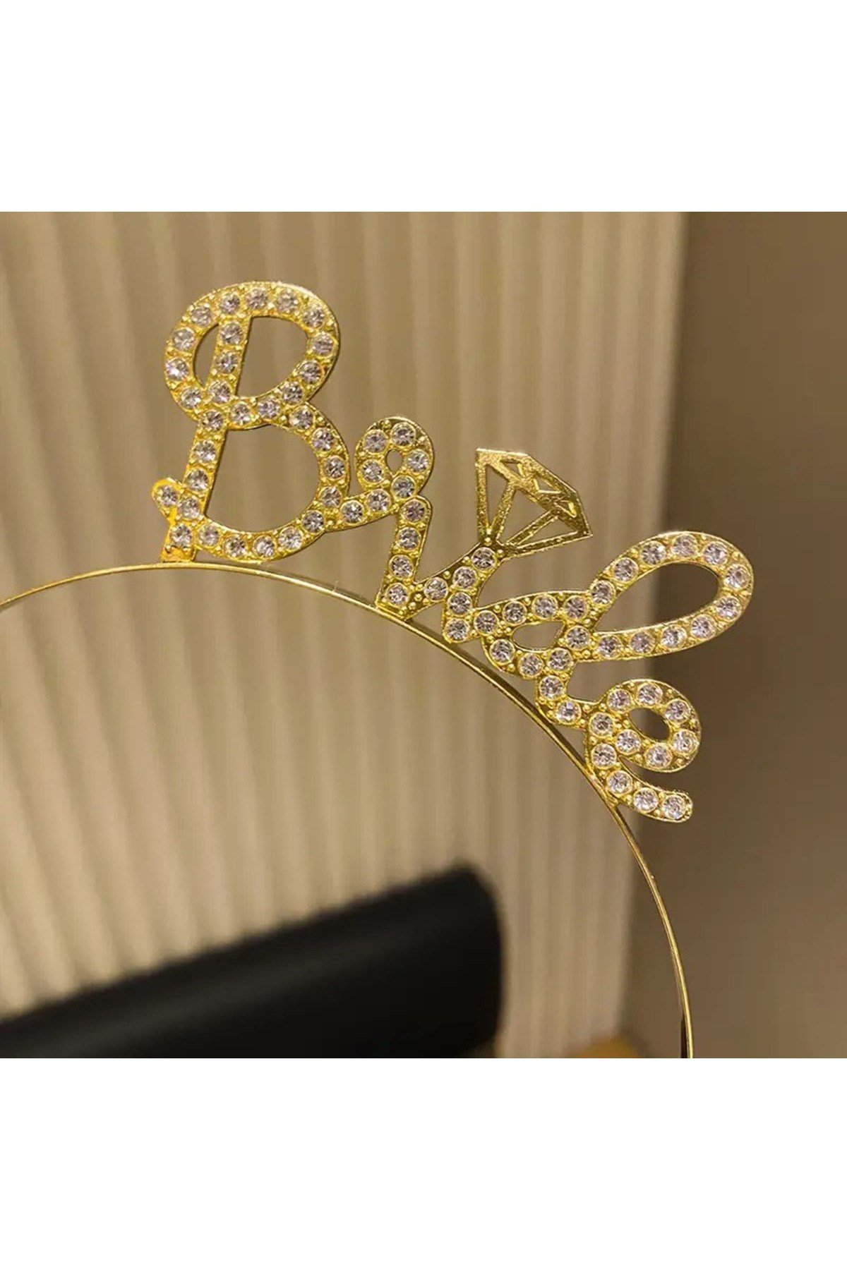 Altın Renkli Taşlı “Bride” Gelin Tacı – El Yazısı Yazı Tipiyle