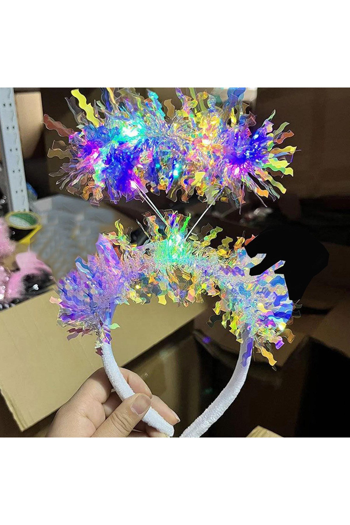 Beyaz Renk Gümüş Işıltılı Püsküllü Led Işıklı Parlak Hologramlı Taç 25x12 cm