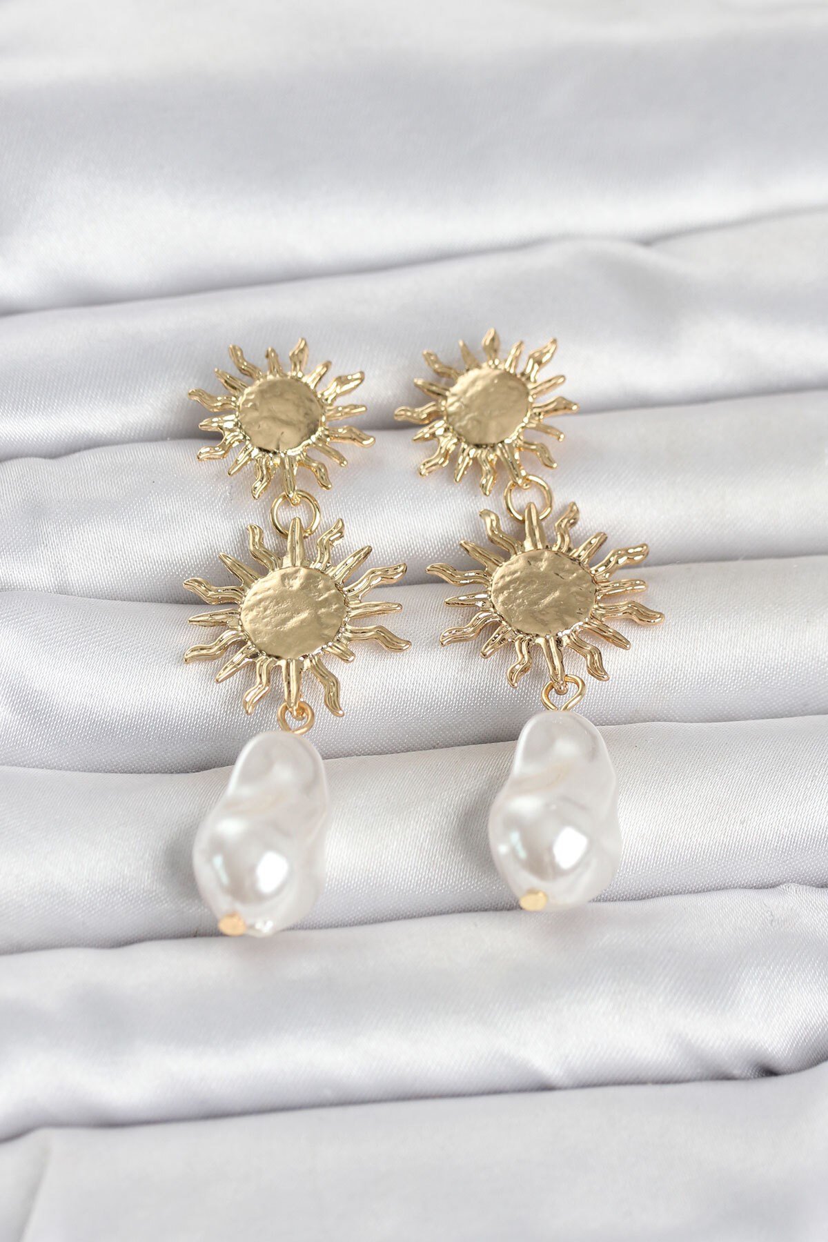 Gold Renk Pirinç Güneş Model Detaylı Kadın Küpe