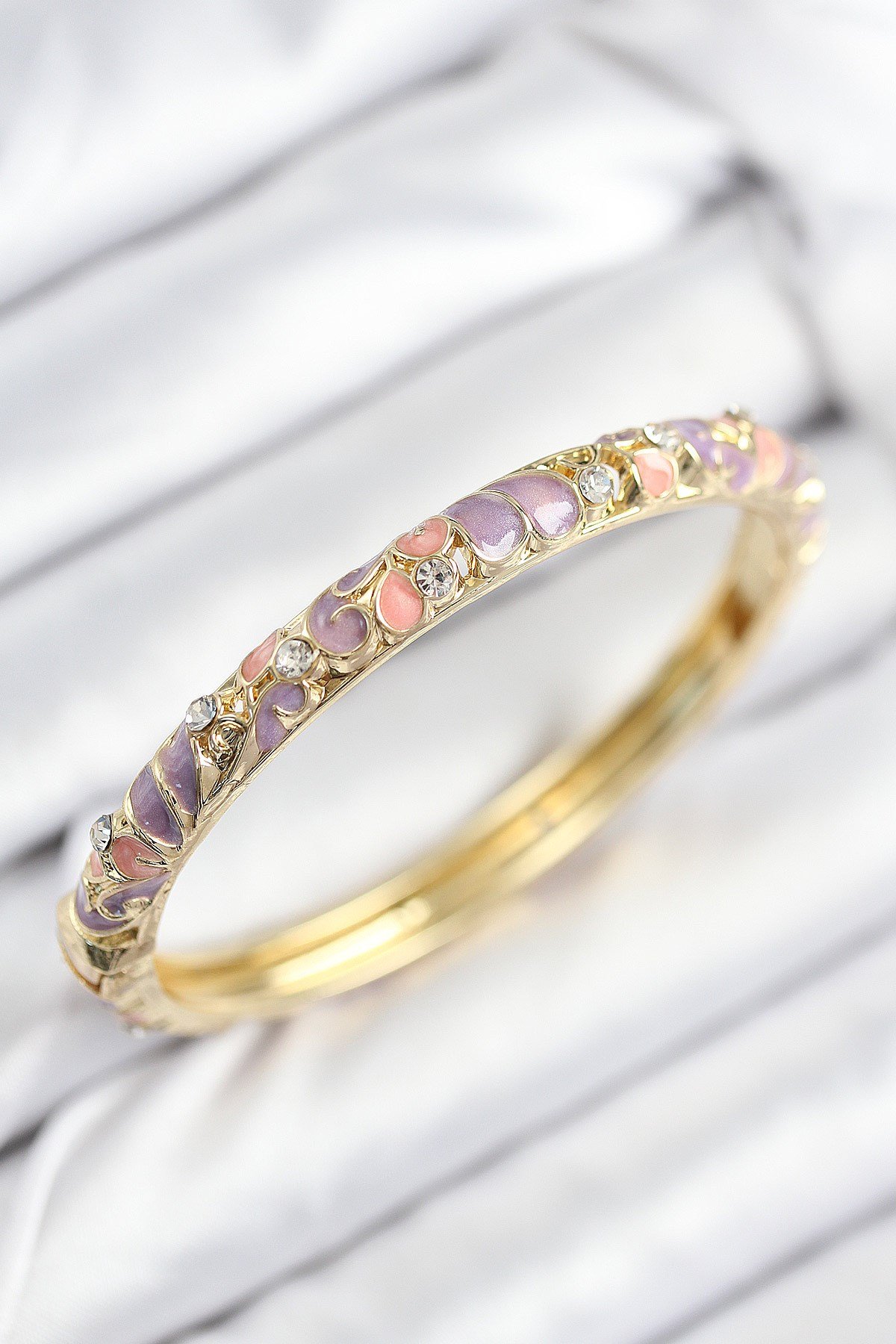 Mineli Pirinç Zirkon Taşlı Pembe Mor Çiçek Motifli Gold Kadın Kelepçe