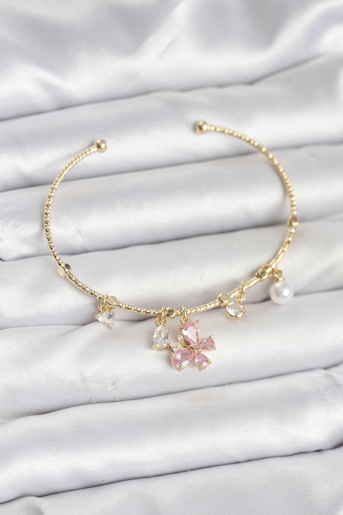 Pembe Kelebek Charmlı Gold Renk Kadın Bileklik