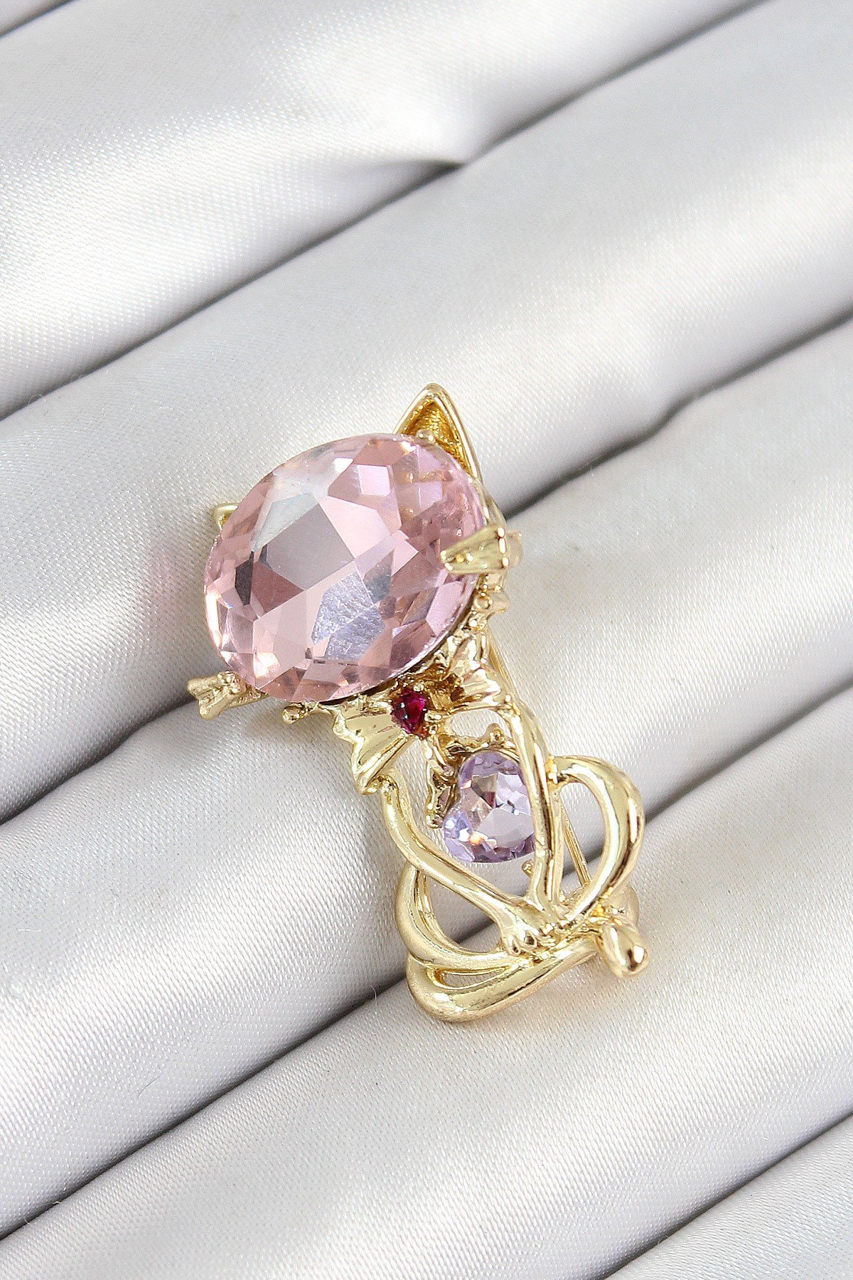 Pembe Zirkon Taşlı Kap Detaylı Kedi Figürlü Gold Renk Kadın Broş