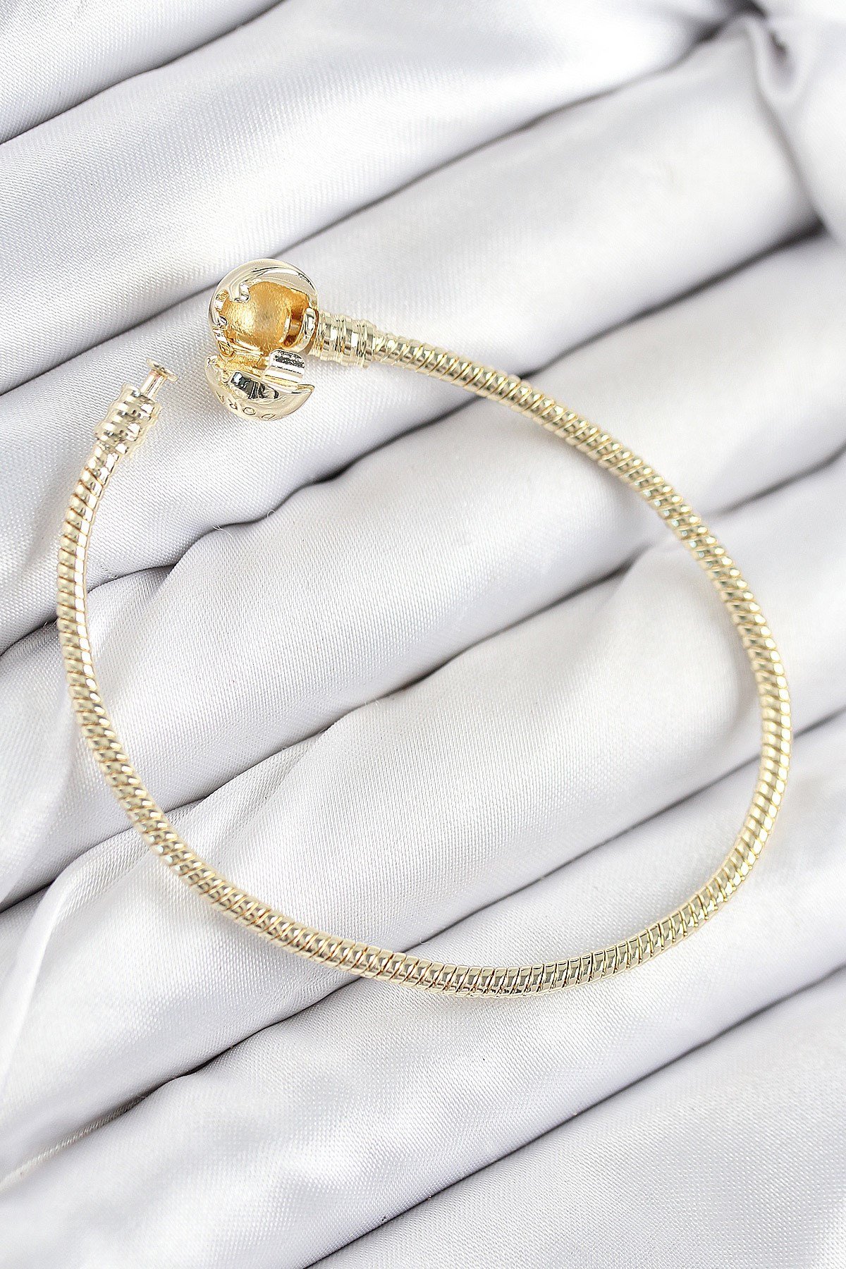 Pirinç Charm Topcuk Model Gold Renk Kadın Bileklik