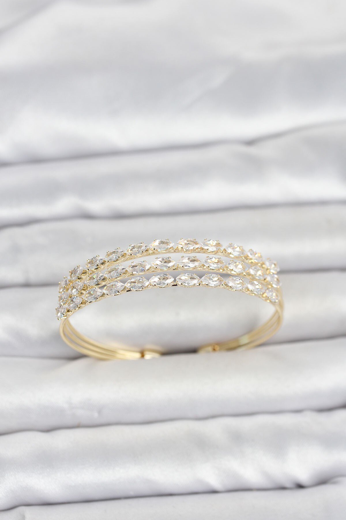 Pirinç Gold Renk Arpa Kesim Zirkon Taşlı Sıralı Model Kadın Bileklik