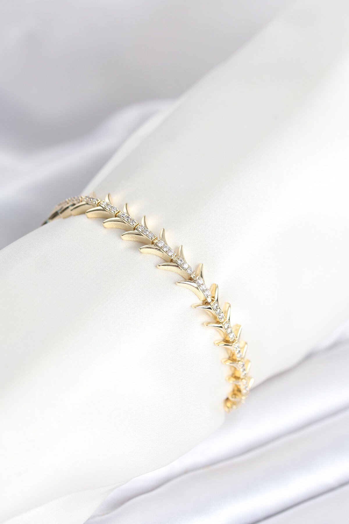 Pirinç Gold Renk Balık Sırtı Model Zirkon Taşlı Kadın Bileklik
