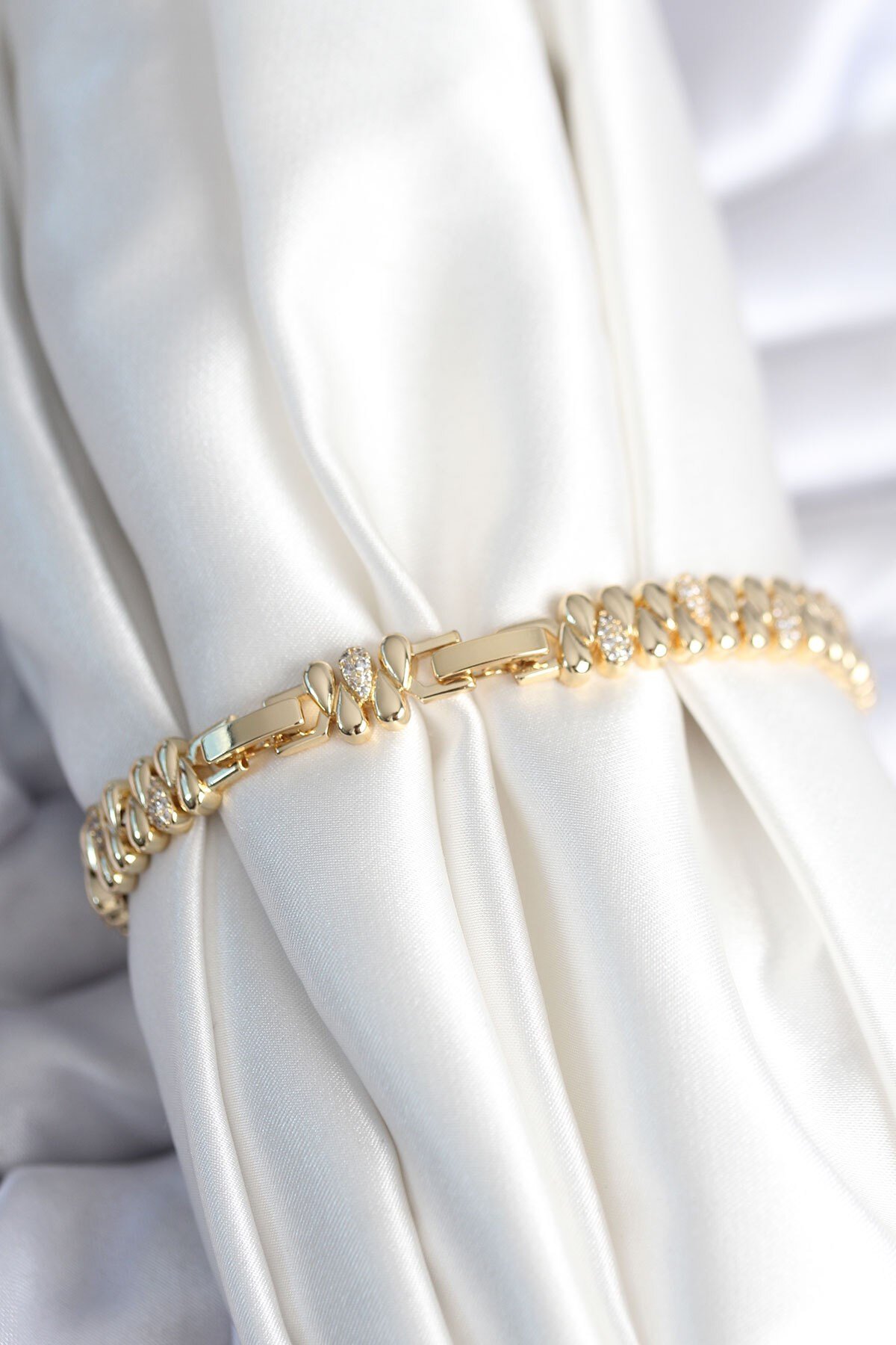 Pirinç Gold Renk Damla Model Zirkon Taşlı Kadın Bileklik
