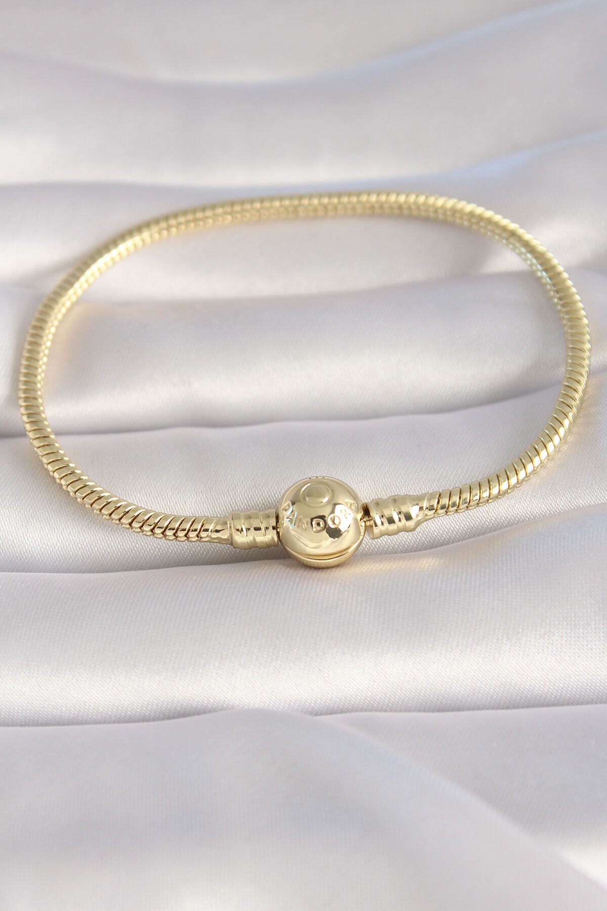 Pirinç Gold Renk İşleme Detay Charm Model Kadın Bileklik
