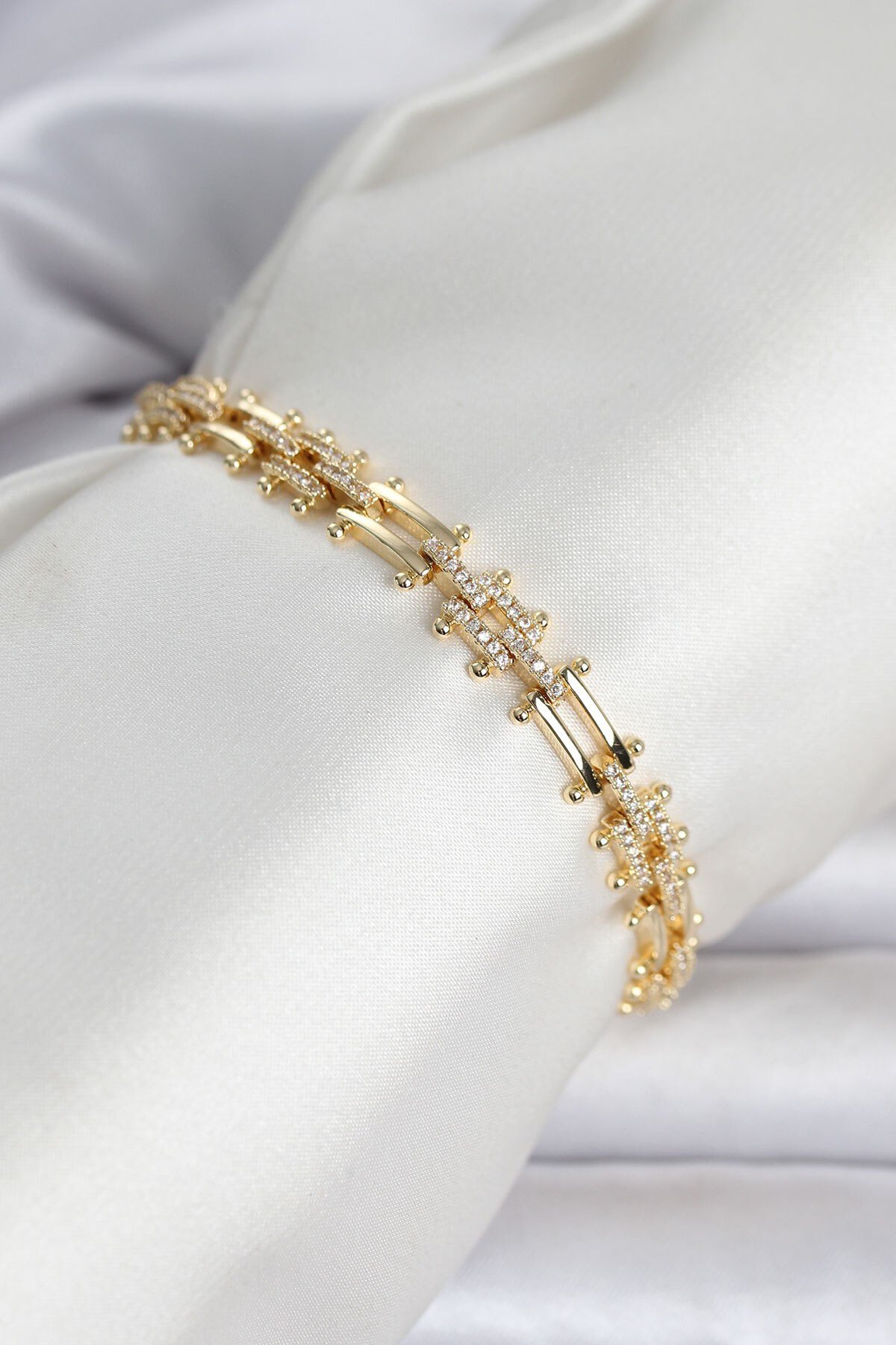 Pirinç Gold Renk Kare Zincir Model Zirkon Taşlı Kadın Bileklik